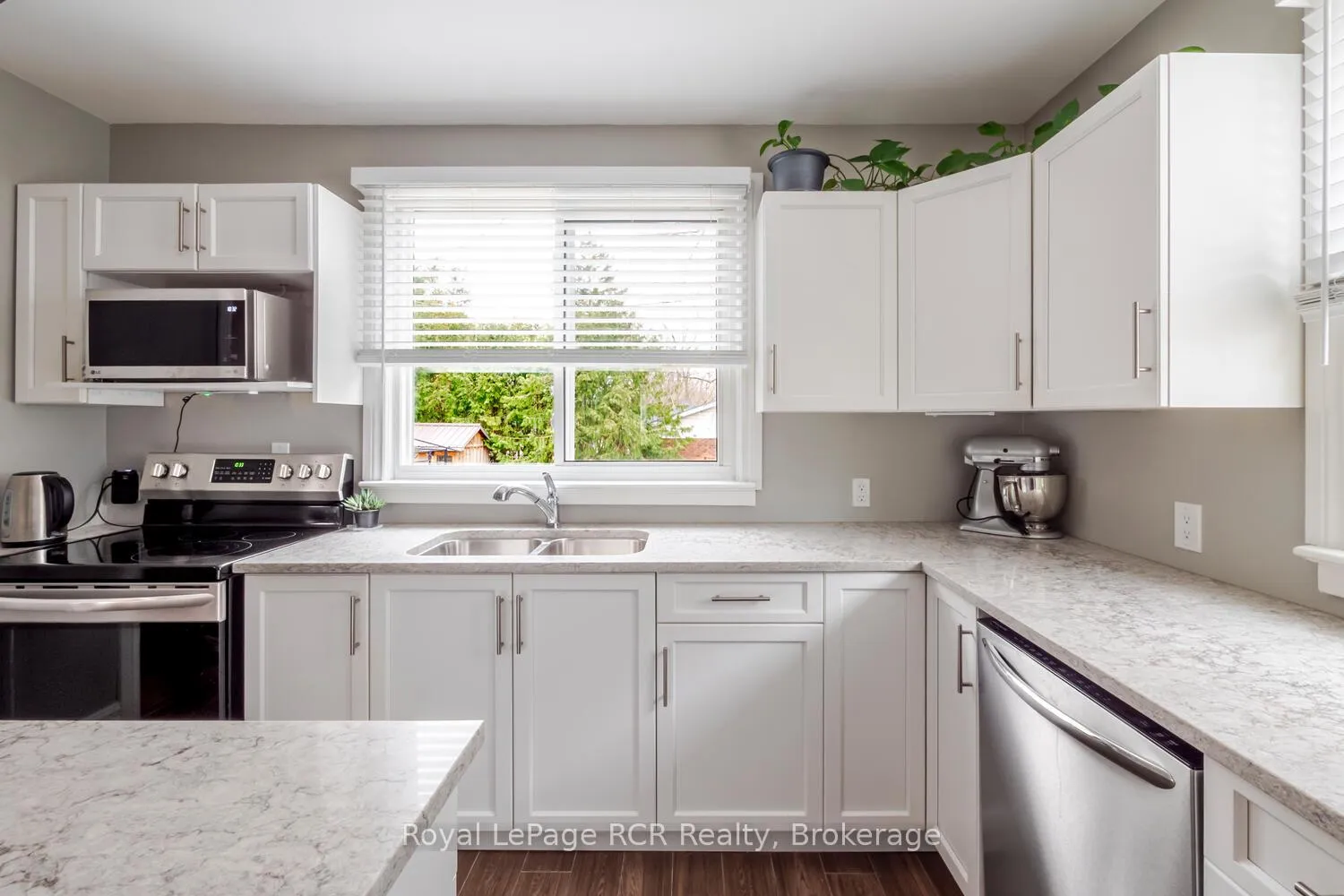 Photo 12 of 662 7th Avenue E, Owen Sound — HOMEH