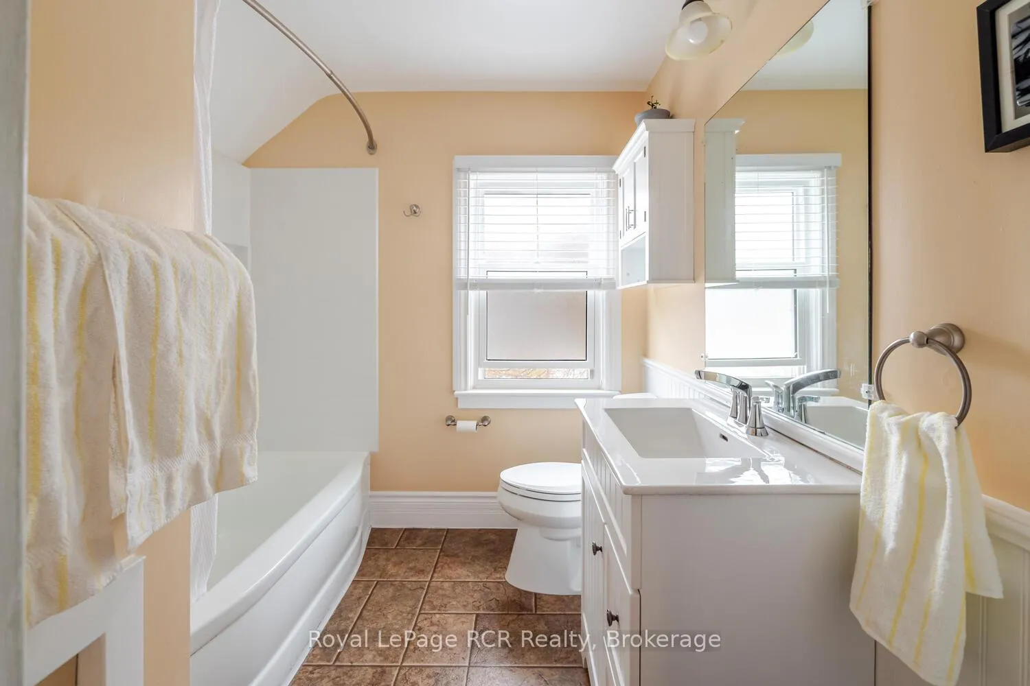 Photo 22 of 662 7th Avenue E, Owen Sound — HOMEH