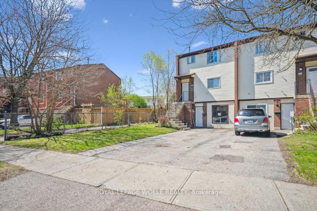 Photo 2 of Unit A, 421 Bairstow Crescent, Waterloo — HOMEH