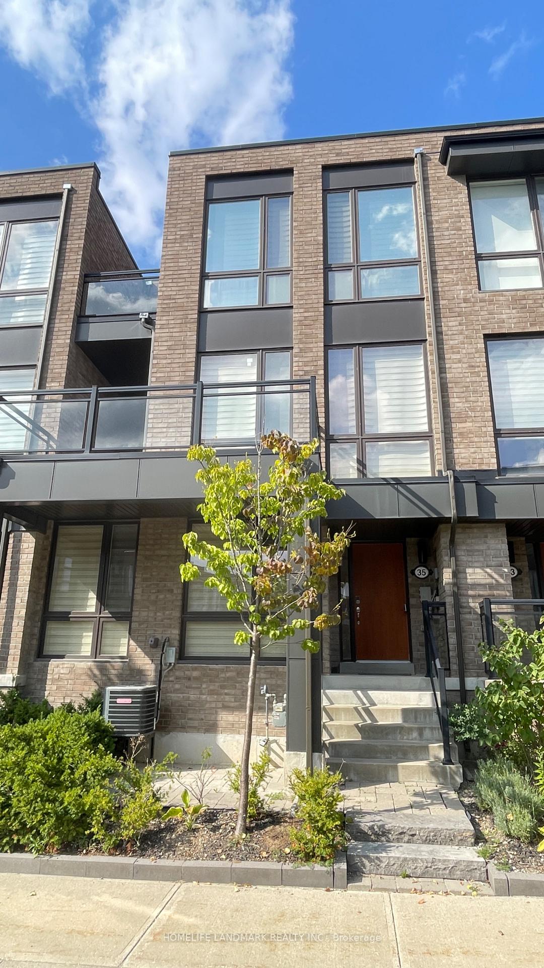 Photo 2 of 35 Thorncrest Drive, Vaughan, Patterson — HOMEH