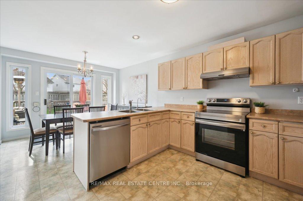 Photo 16 of 574 Windjammer Way, Waterloo — HOMEH