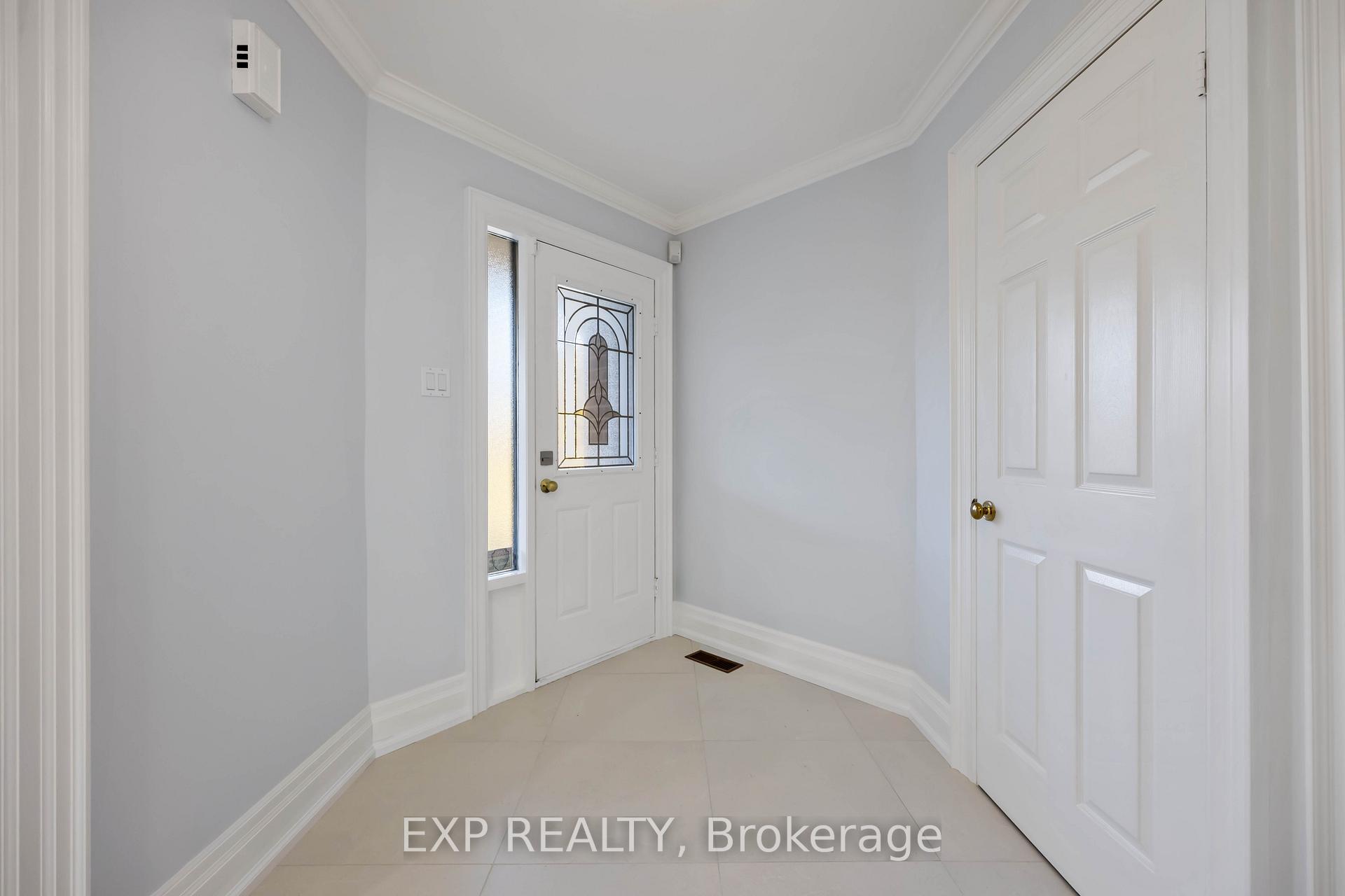 Photo 2 of 126 Largo Crescent, Vaughan, Maple — HOMEH