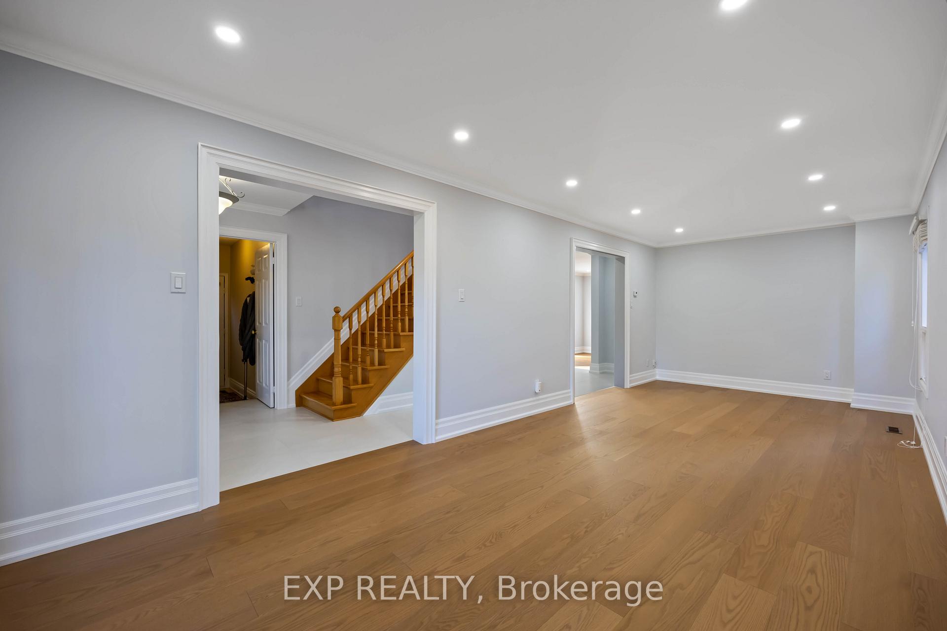 Photo 3 of 126 Largo Crescent, Vaughan, Maple — HOMEH