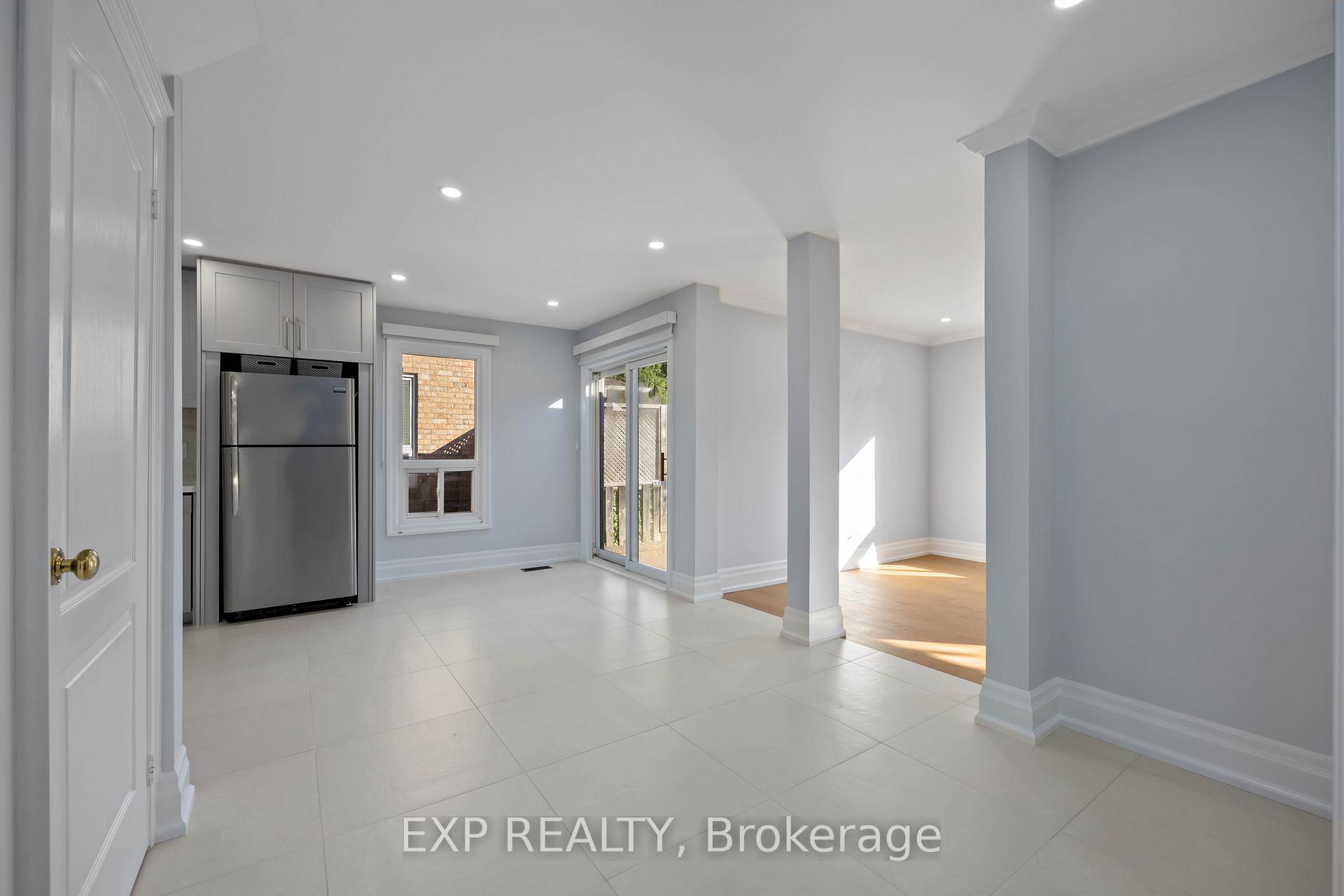 Photo 4 of 126 Largo Crescent, Vaughan, Maple — HOMEH