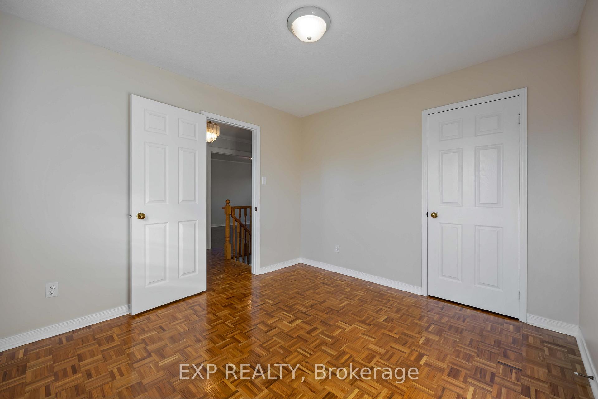 Photo 8 of 126 Largo Crescent, Vaughan, Maple — HOMEH