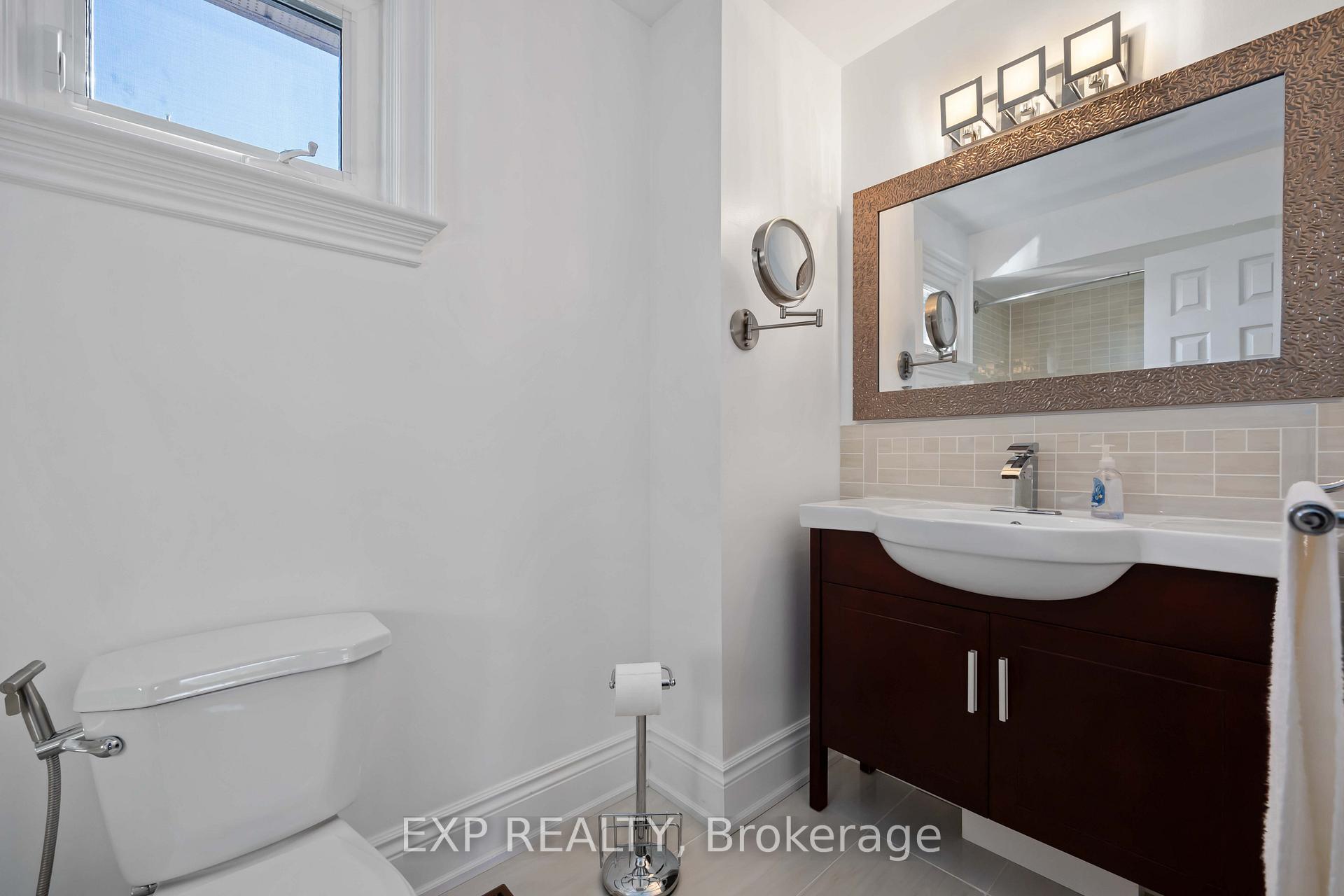 Photo 10 of 126 Largo Crescent, Vaughan, Maple — HOMEH