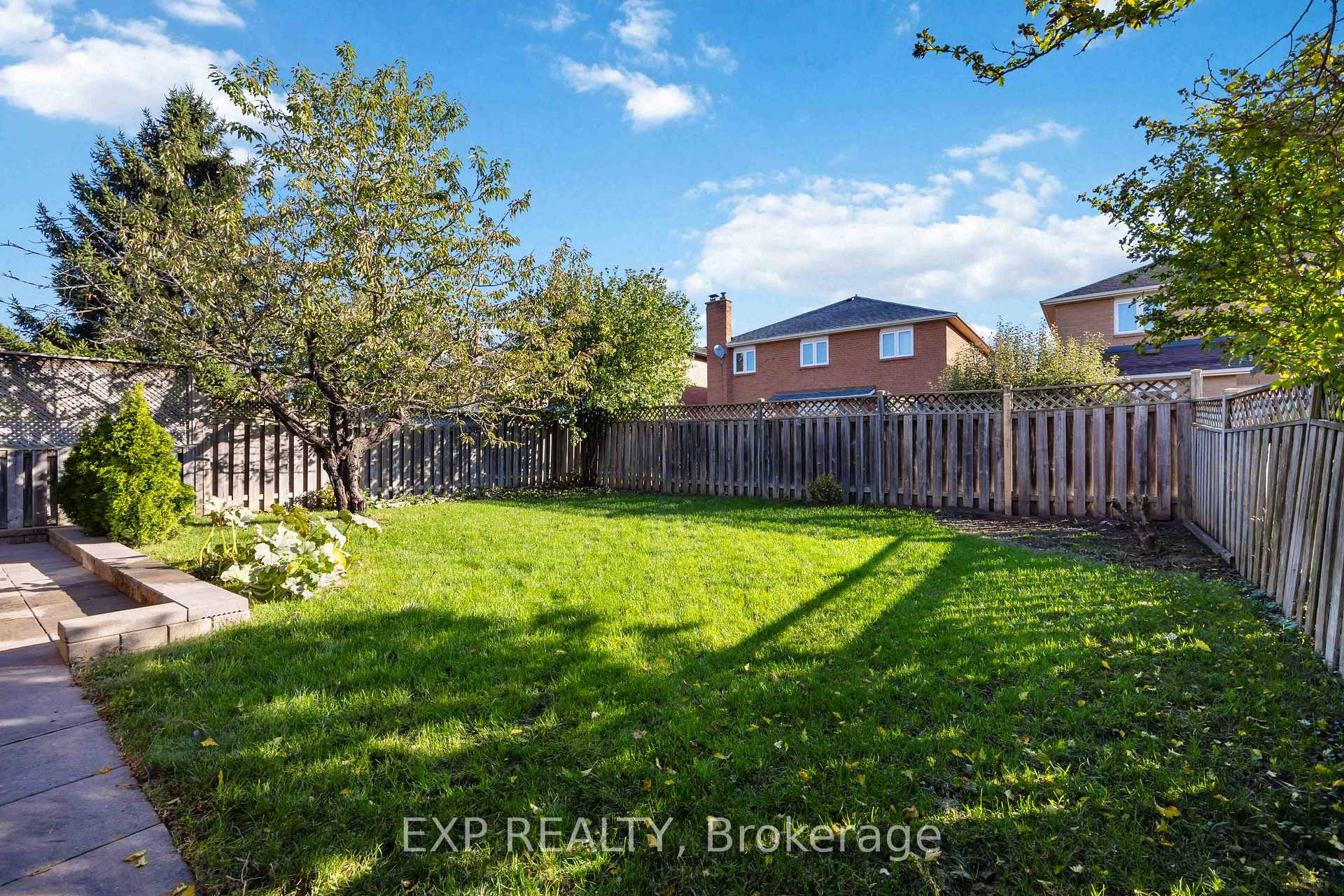 Photo 13 of 126 Largo Crescent, Vaughan, Maple — HOMEH