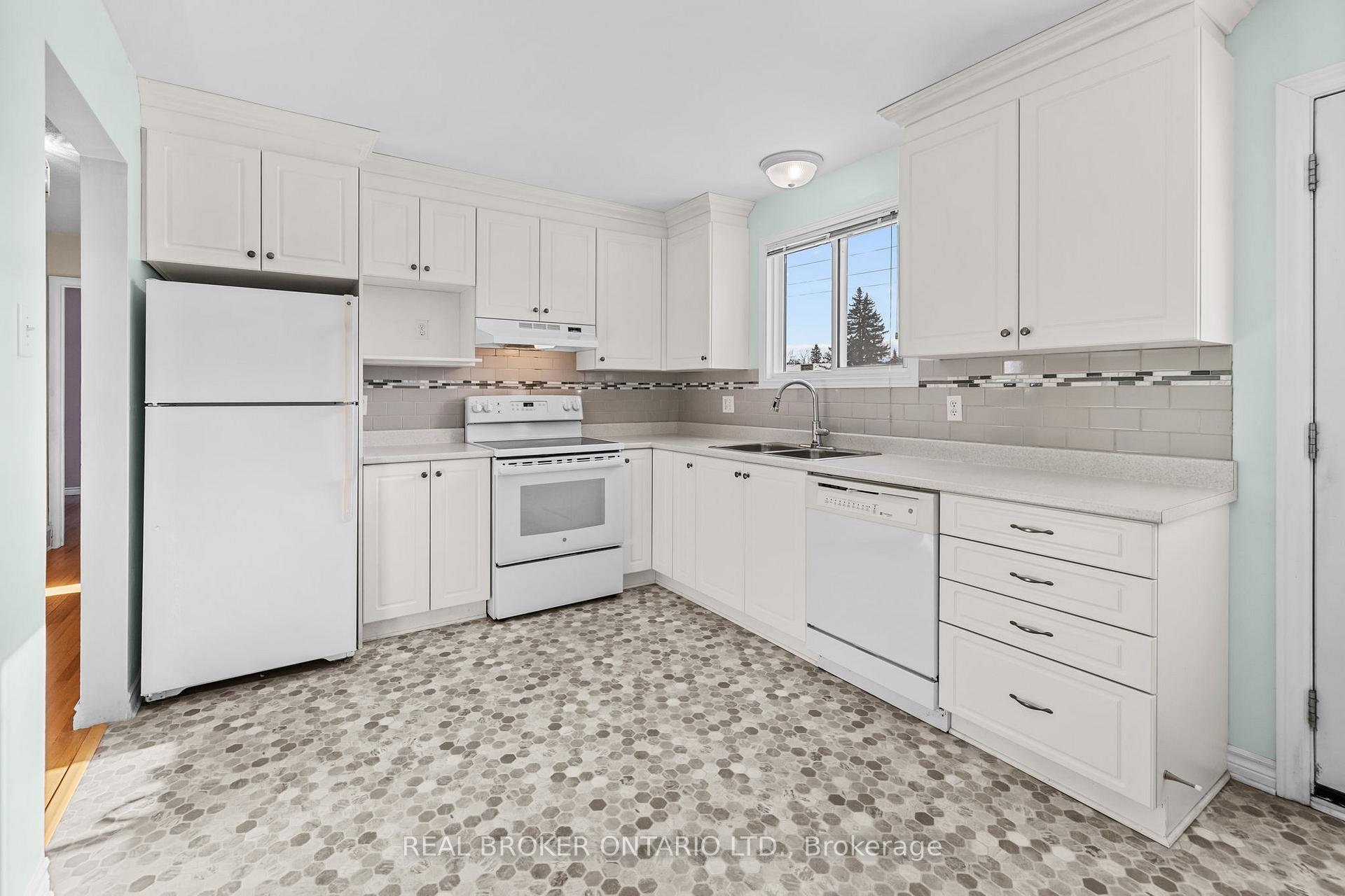 Photo 7 of 26 Tanglewood Drive, Ottawa, Bells Corners — HOMEH