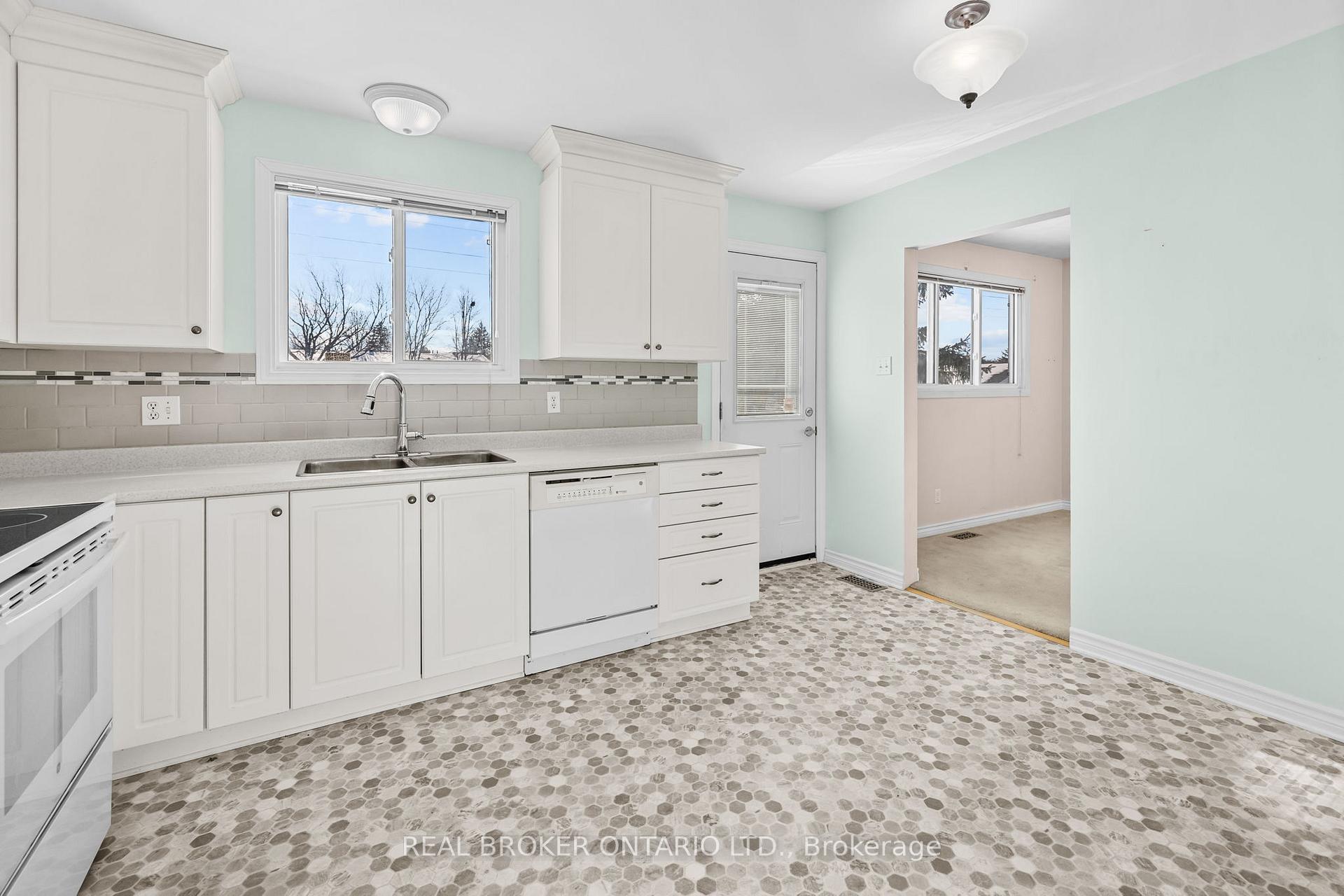 Photo 8 of 26 Tanglewood Drive, Ottawa, Bells Corners — HOMEH