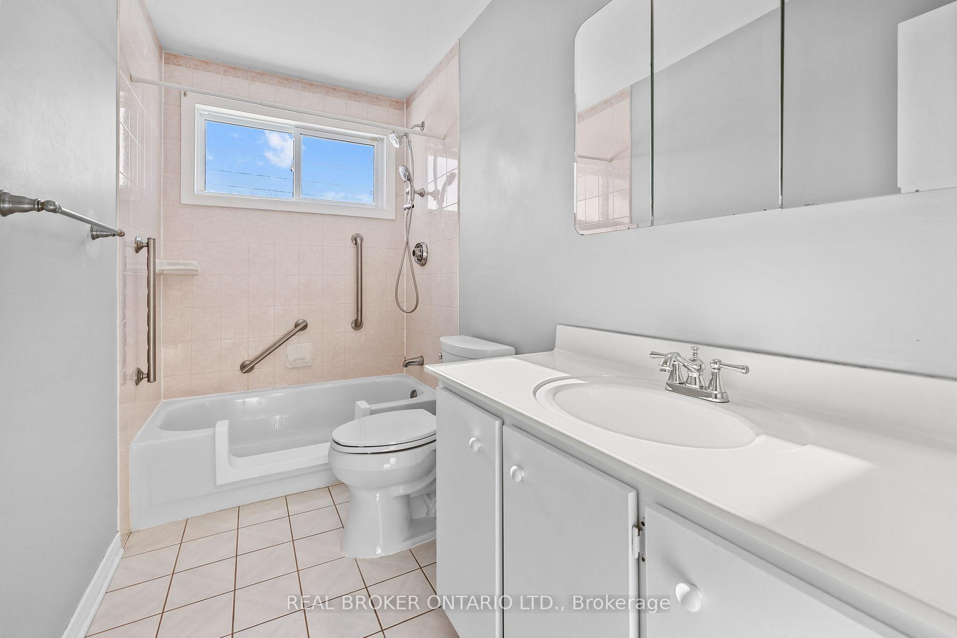 Photo 16 of 26 Tanglewood Drive, Ottawa, Bells Corners — HOMEH