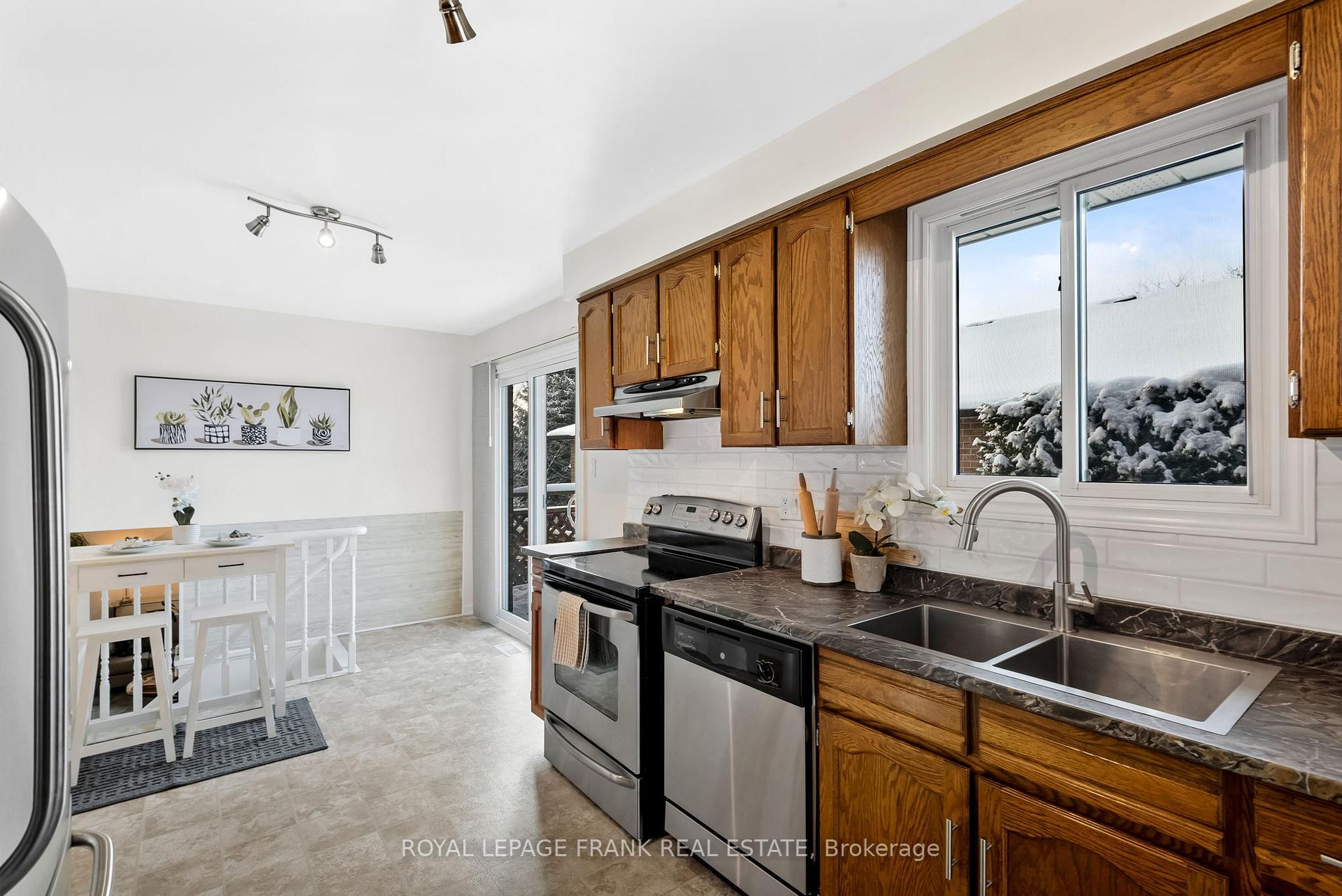 Photo 10 of 44 Munro Crescent, Uxbridge — HOMEH