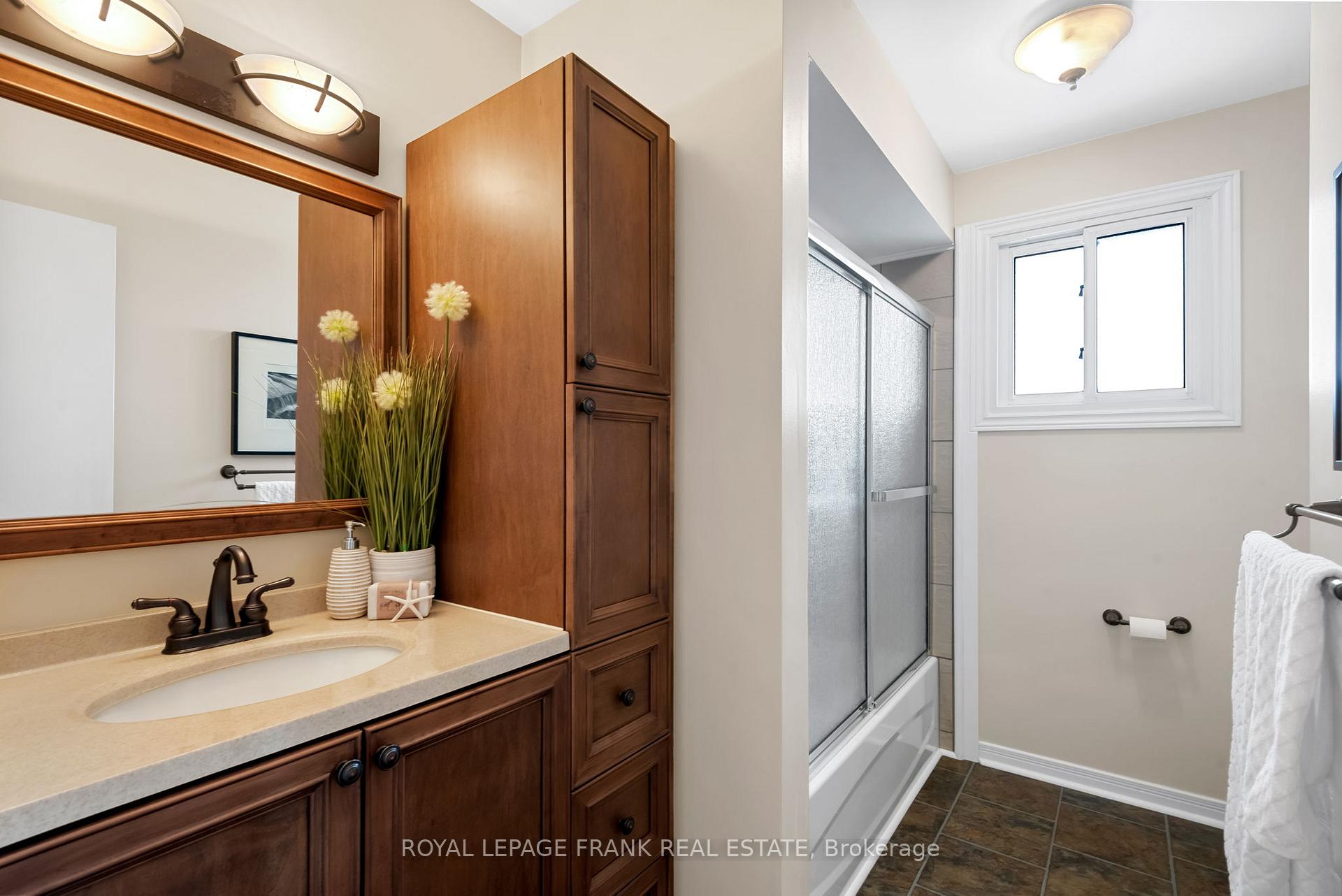Photo 17 of 44 Munro Crescent, Uxbridge — HOMEH