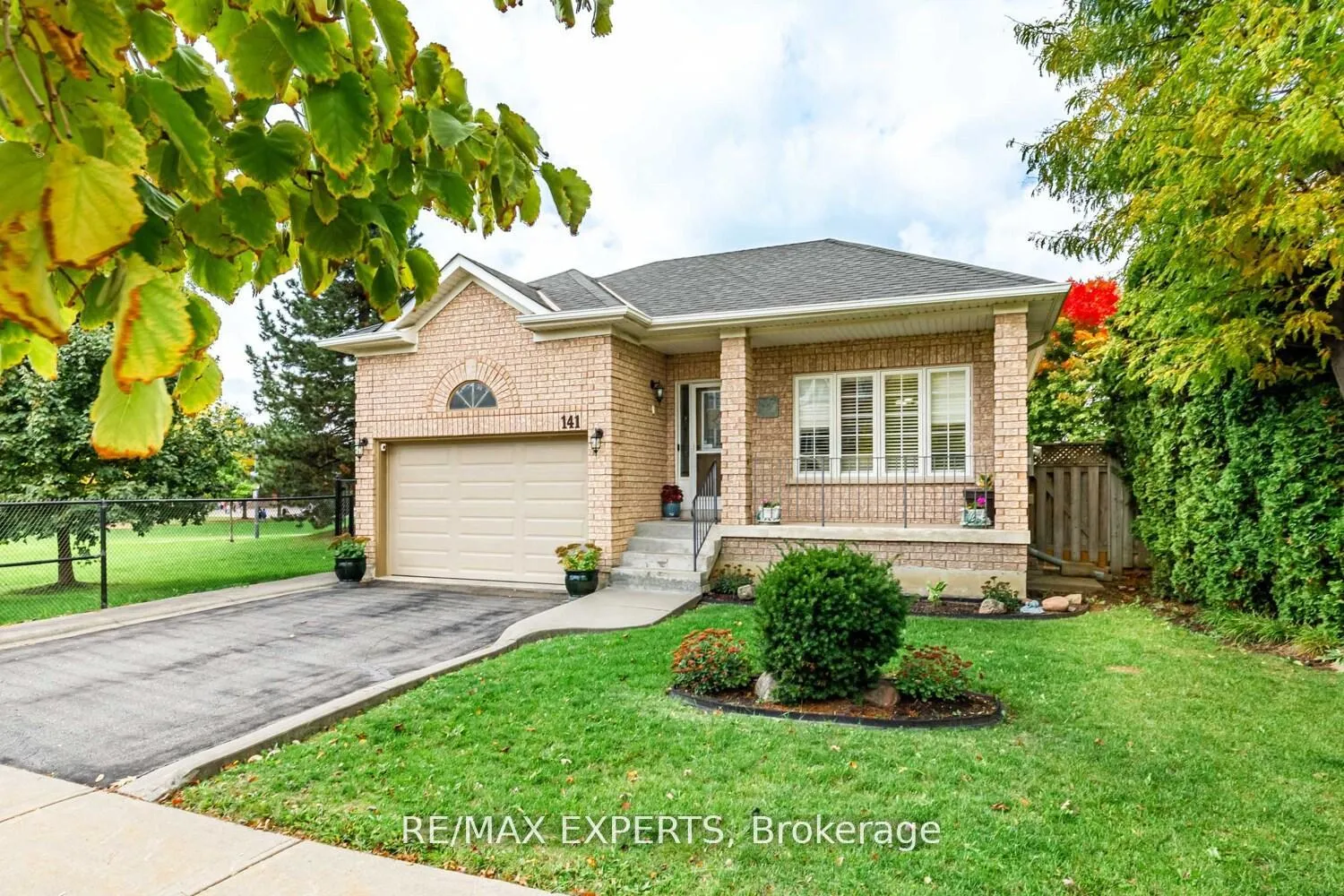 Photo 3 of 141 Michelle Drive, Vaughan, East Woodbridge — HOMEH