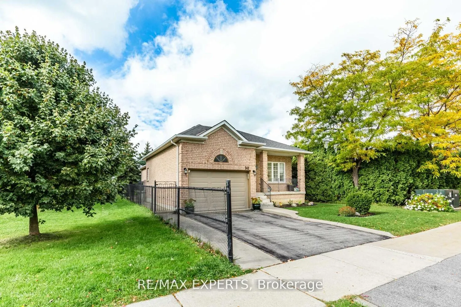 Photo 4 of 141 Michelle Drive, Vaughan, East Woodbridge — HOMEH