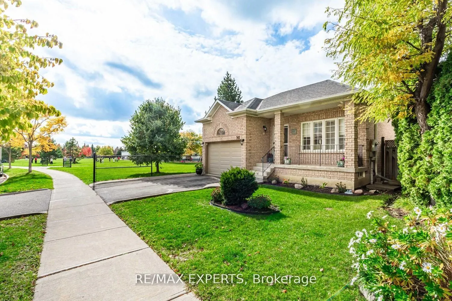 Photo 5 of 141 Michelle Drive, Vaughan, East Woodbridge — HOMEH