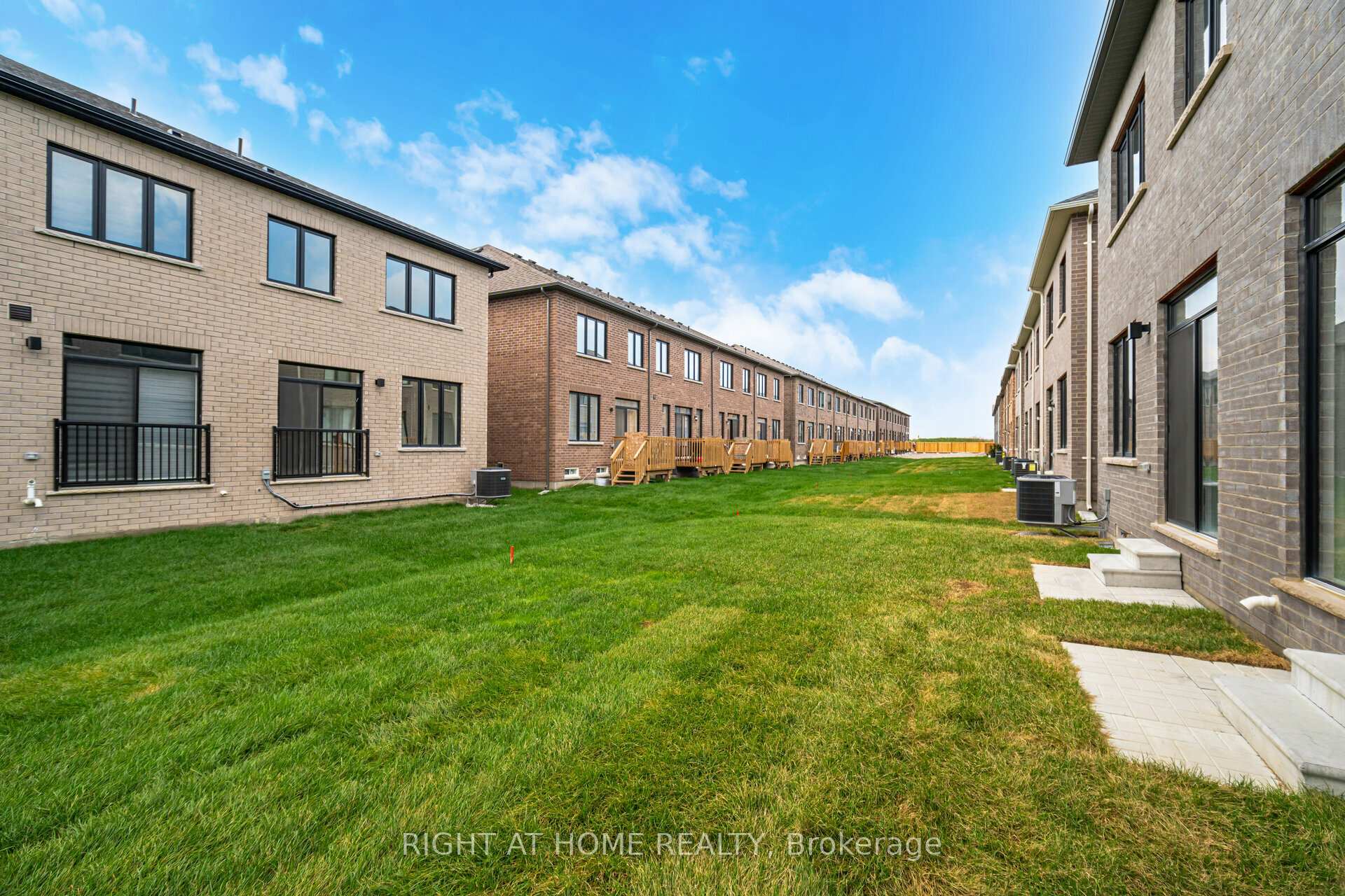 Photo 4 of 77 Singhampton Road, Vaughan, Kleinburg — HOMEH