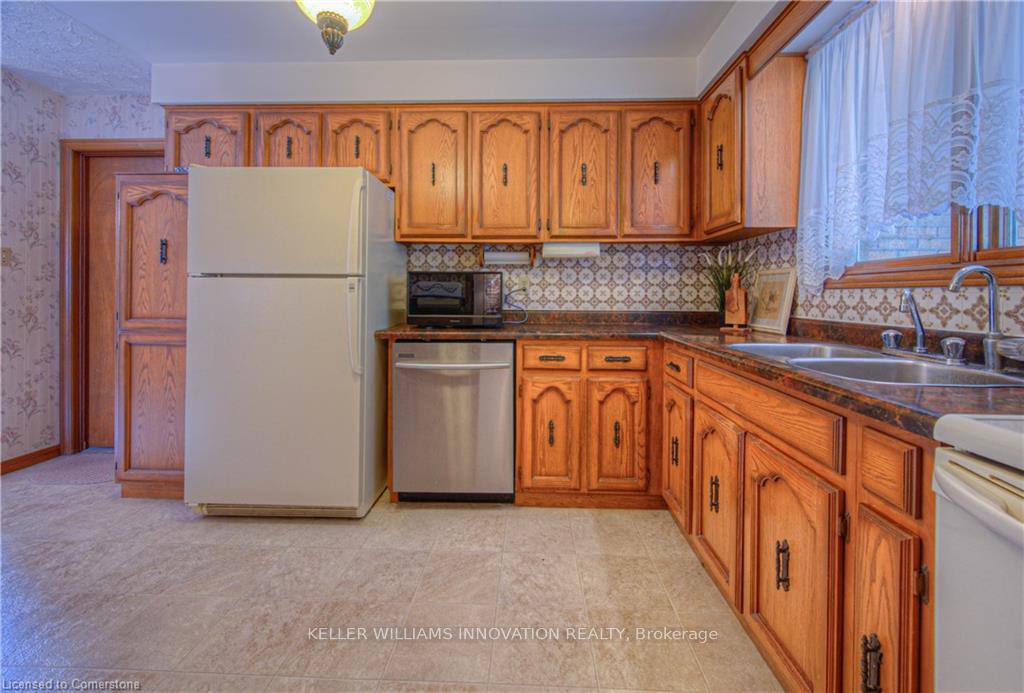 Photo 7 of 641 Black Oak Crescent, Waterloo — HOMEH
