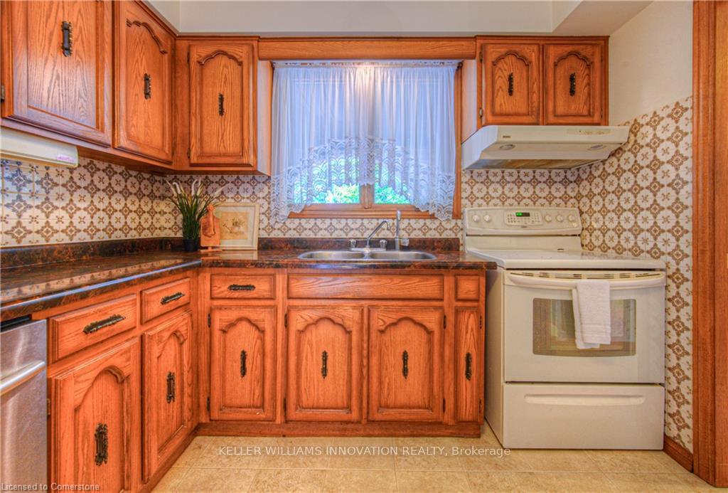Photo 9 of 641 Black Oak Crescent, Waterloo — HOMEH