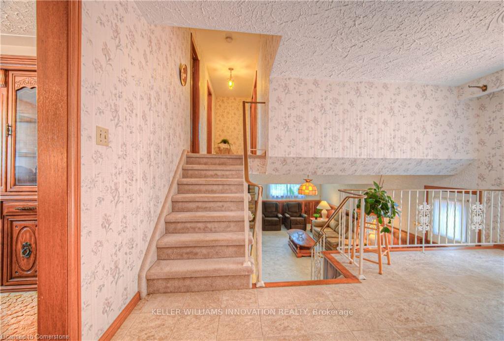 Photo 15 of 641 Black Oak Crescent, Waterloo — HOMEH