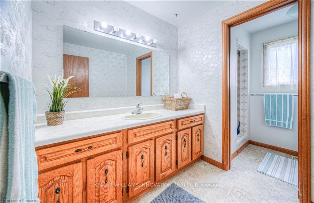 Photo 17 of 641 Black Oak Crescent, Waterloo — HOMEH