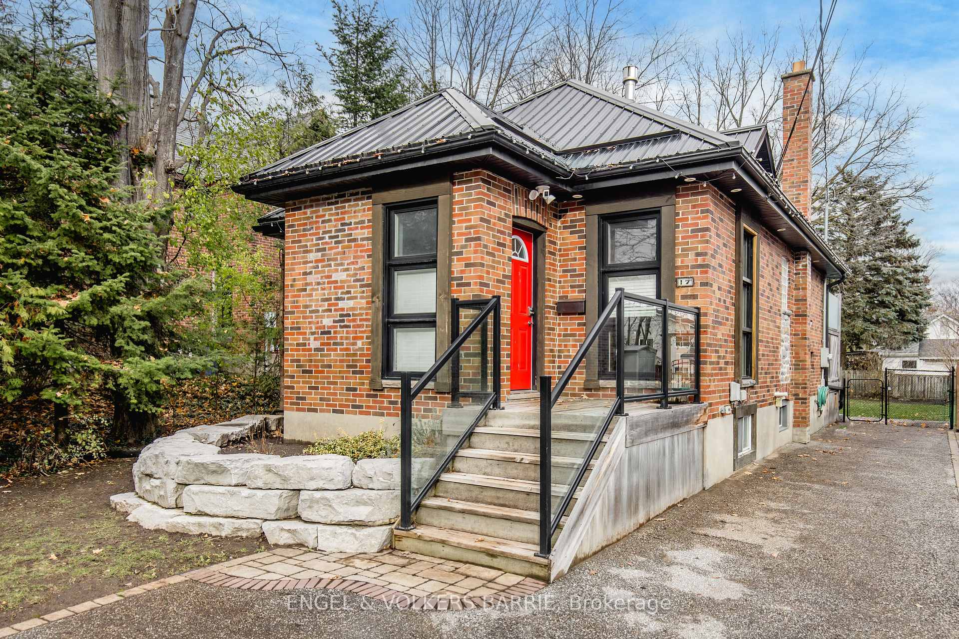 Photo 1 of Unit Upper, 17 Thomson Street, Barrie, Queen's Park — HOMEH