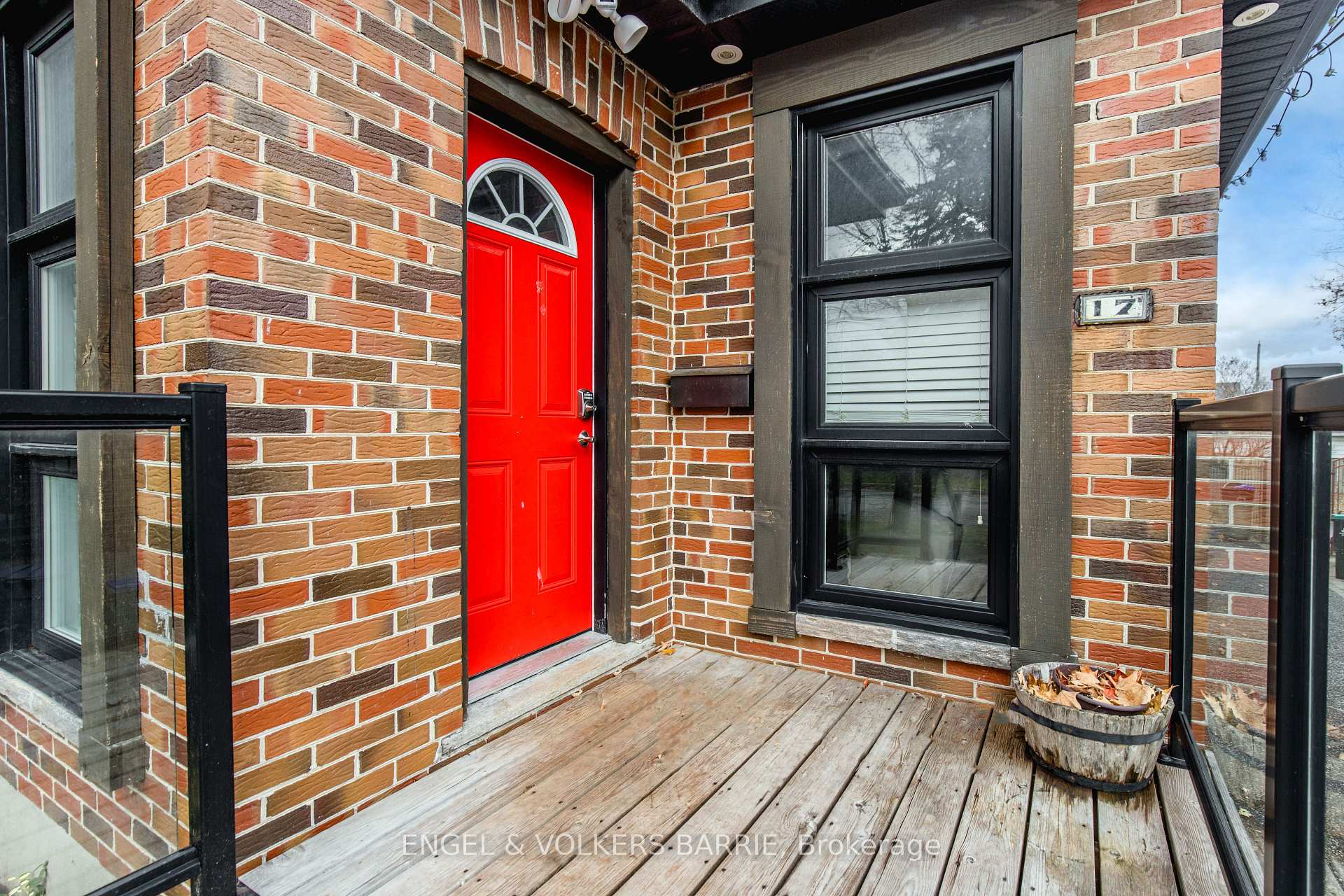 Photo 2 of Unit Upper, 17 Thomson Street, Barrie, Queen's Park — HOMEH