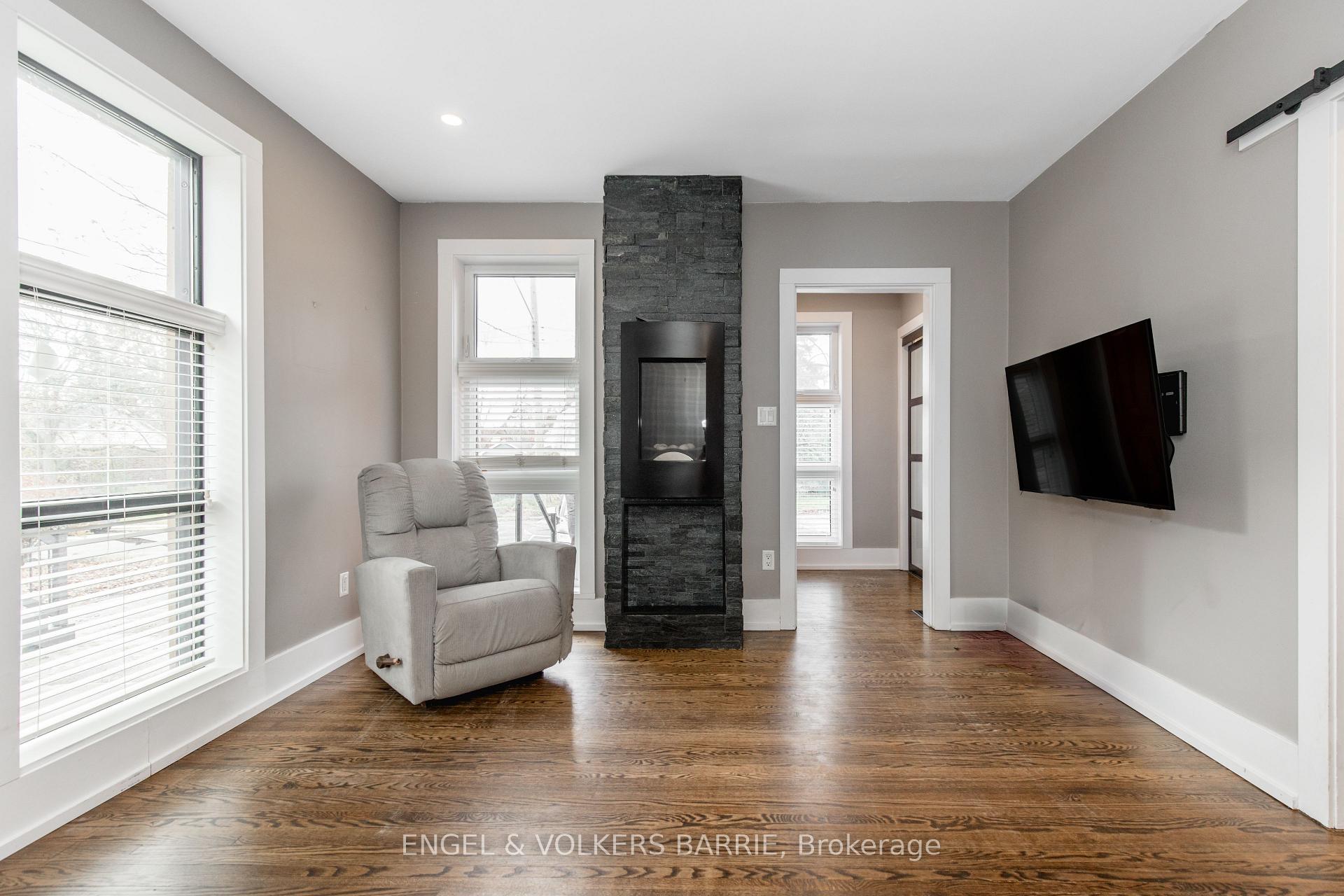 Photo 5 of Unit Upper, 17 Thomson Street, Barrie, Queen's Park — HOMEH