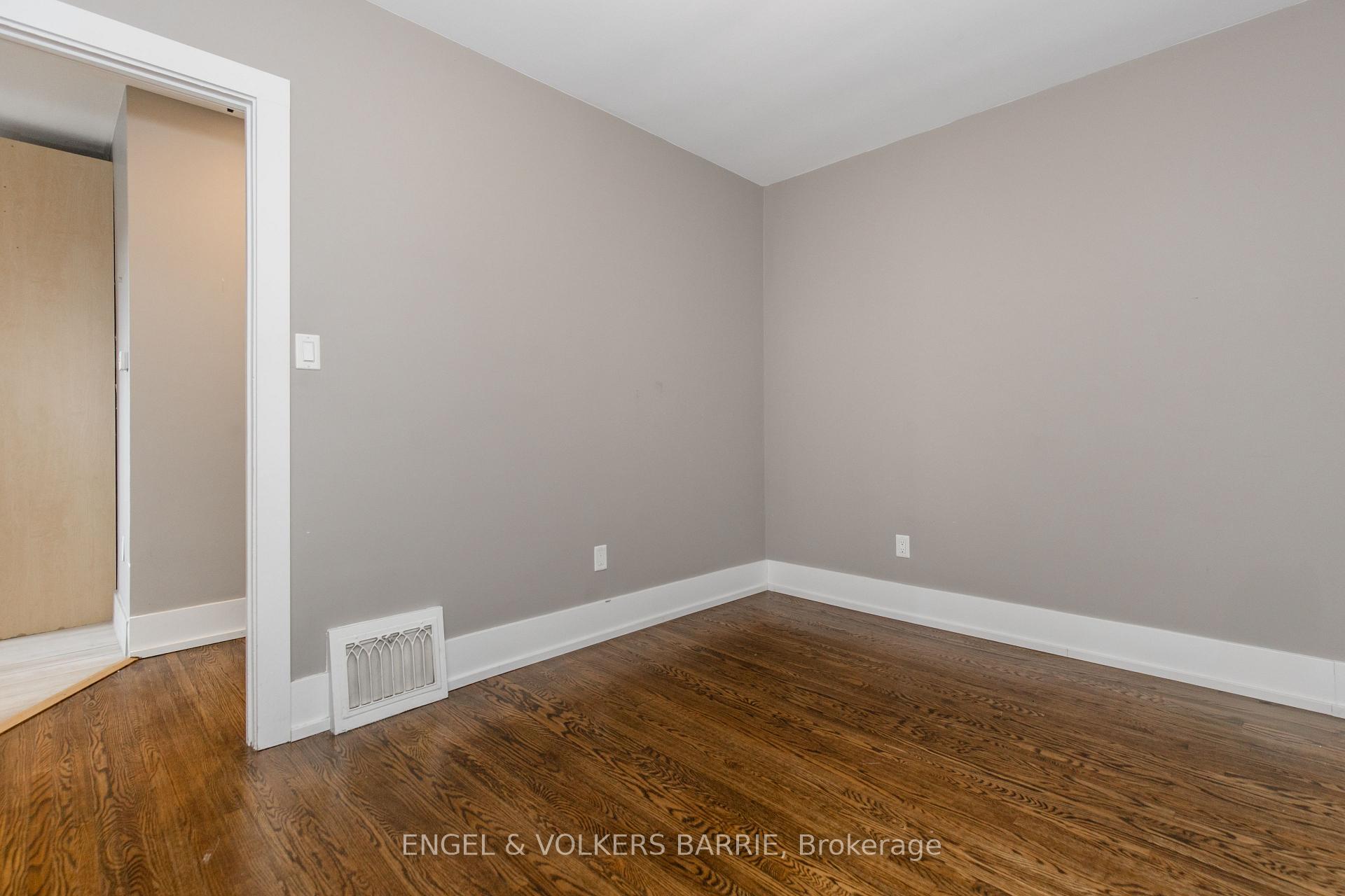 Photo 18 of Unit Upper, 17 Thomson Street, Barrie, Queen's Park — HOMEH