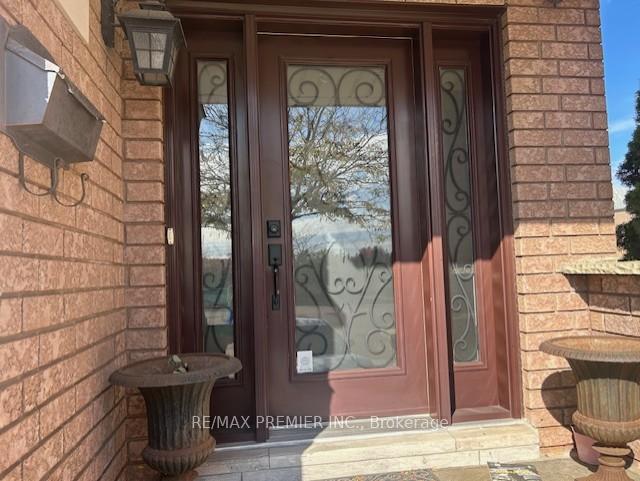Photo 3 of 56 Isa Court, Vaughan, Elder Mills — HOMEH