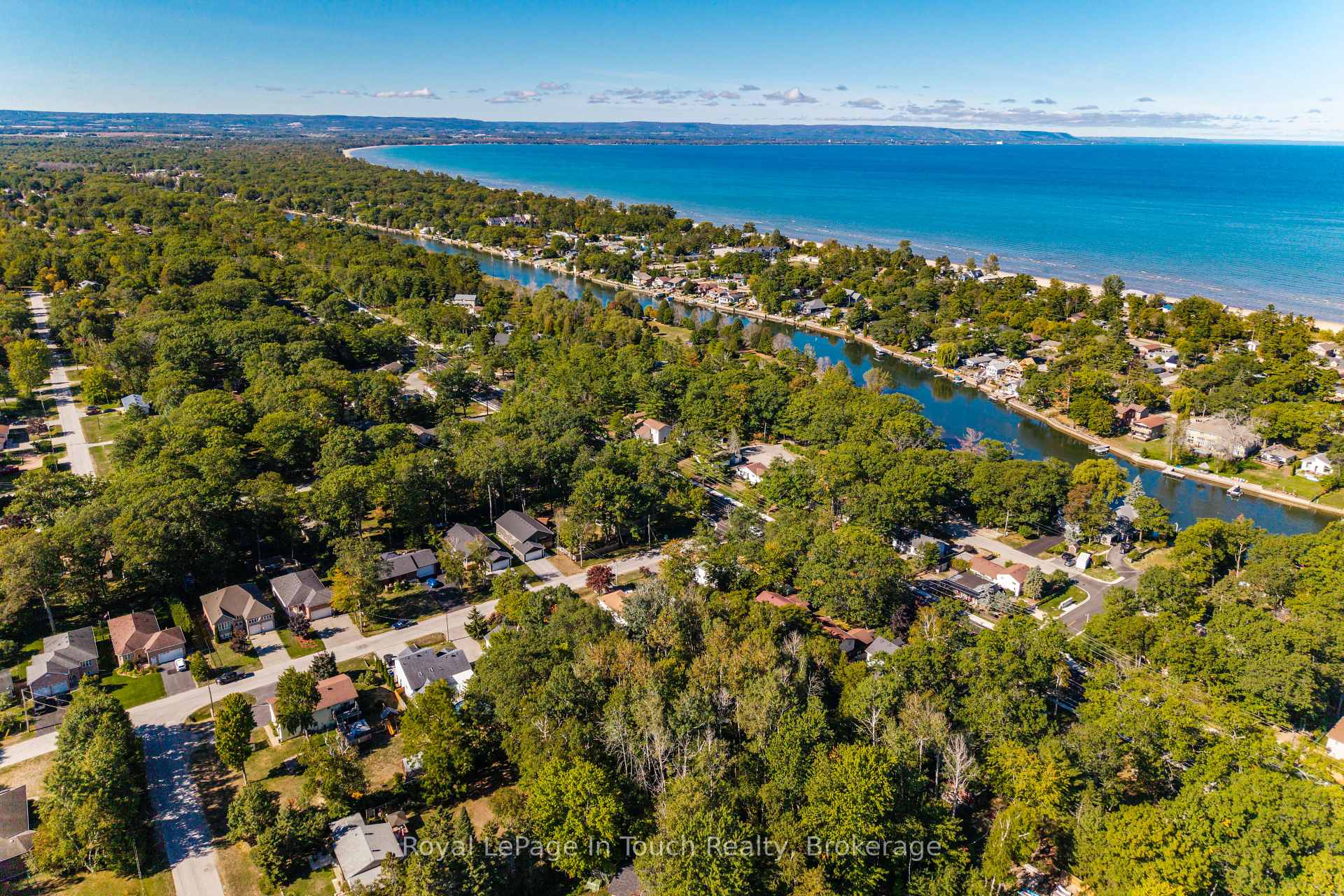Photo 4 of 23 Caribbean Drive, Wasaga Beach — HOMEH