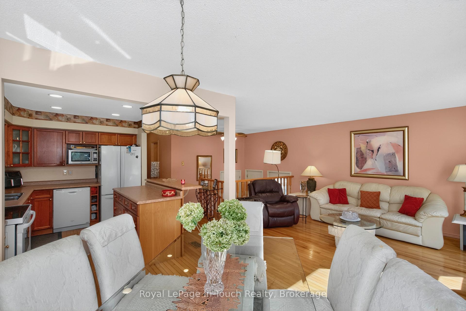 Photo 10 of 23 Caribbean Drive, Wasaga Beach — HOMEH