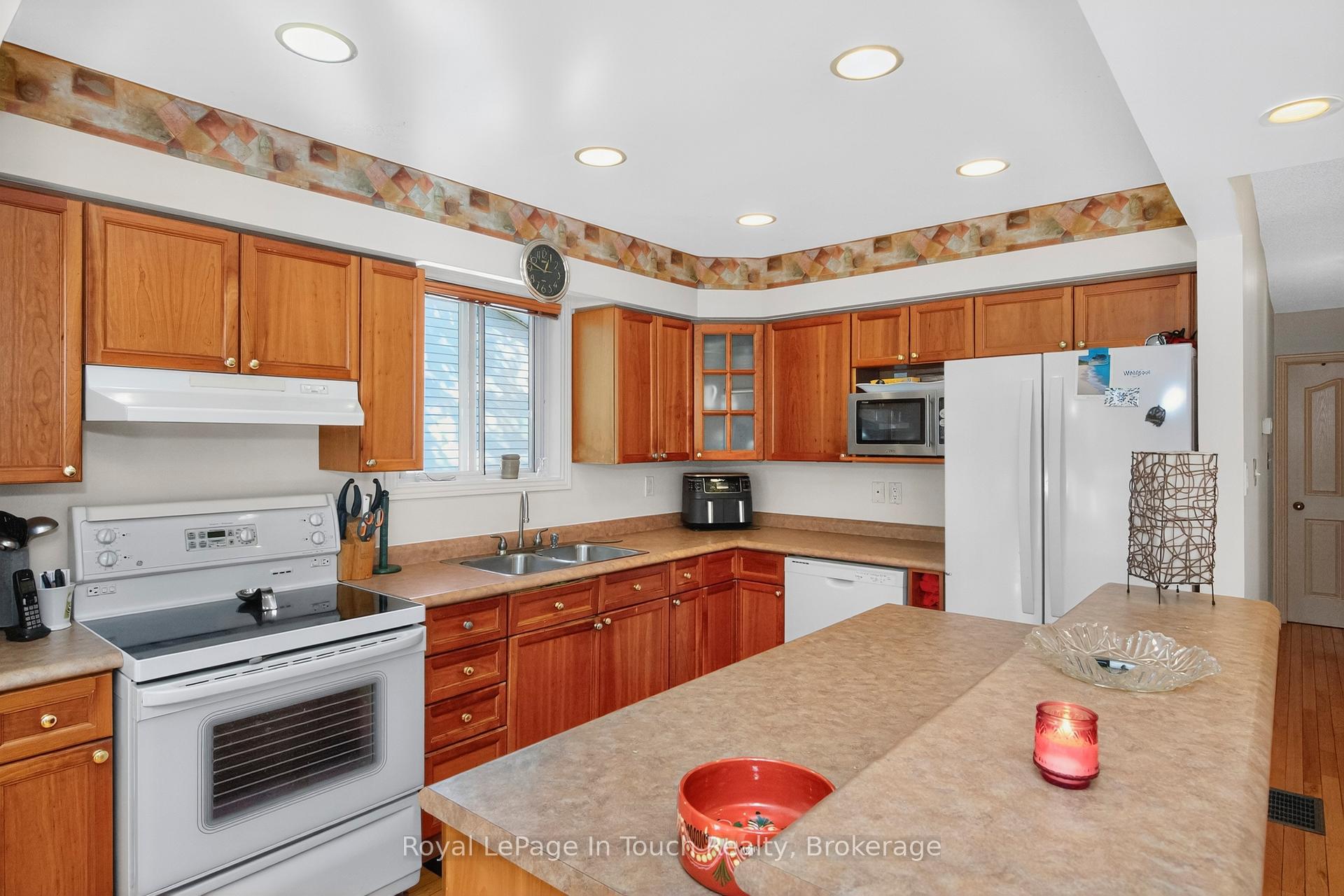 Photo 24 of 23 Caribbean Drive, Wasaga Beach — HOMEH