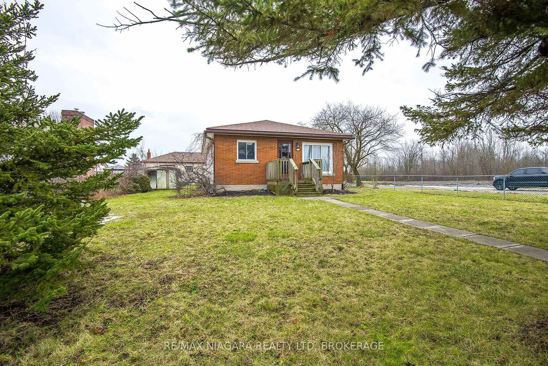 Photo 2 of 574 Broadway Street, Welland, Broadway — HOMEH