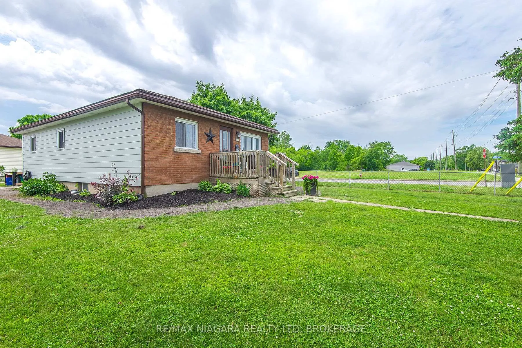 Photo 11 of 574 Broadway Street, Welland, Broadway — HOMEH