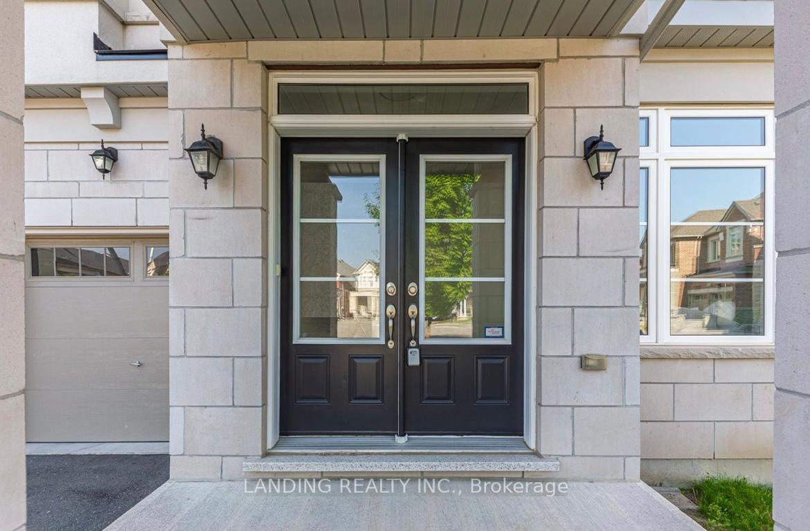 Photo 2 of 39 Bolsby Court, Aurora, Rural Aurora — HOMEH