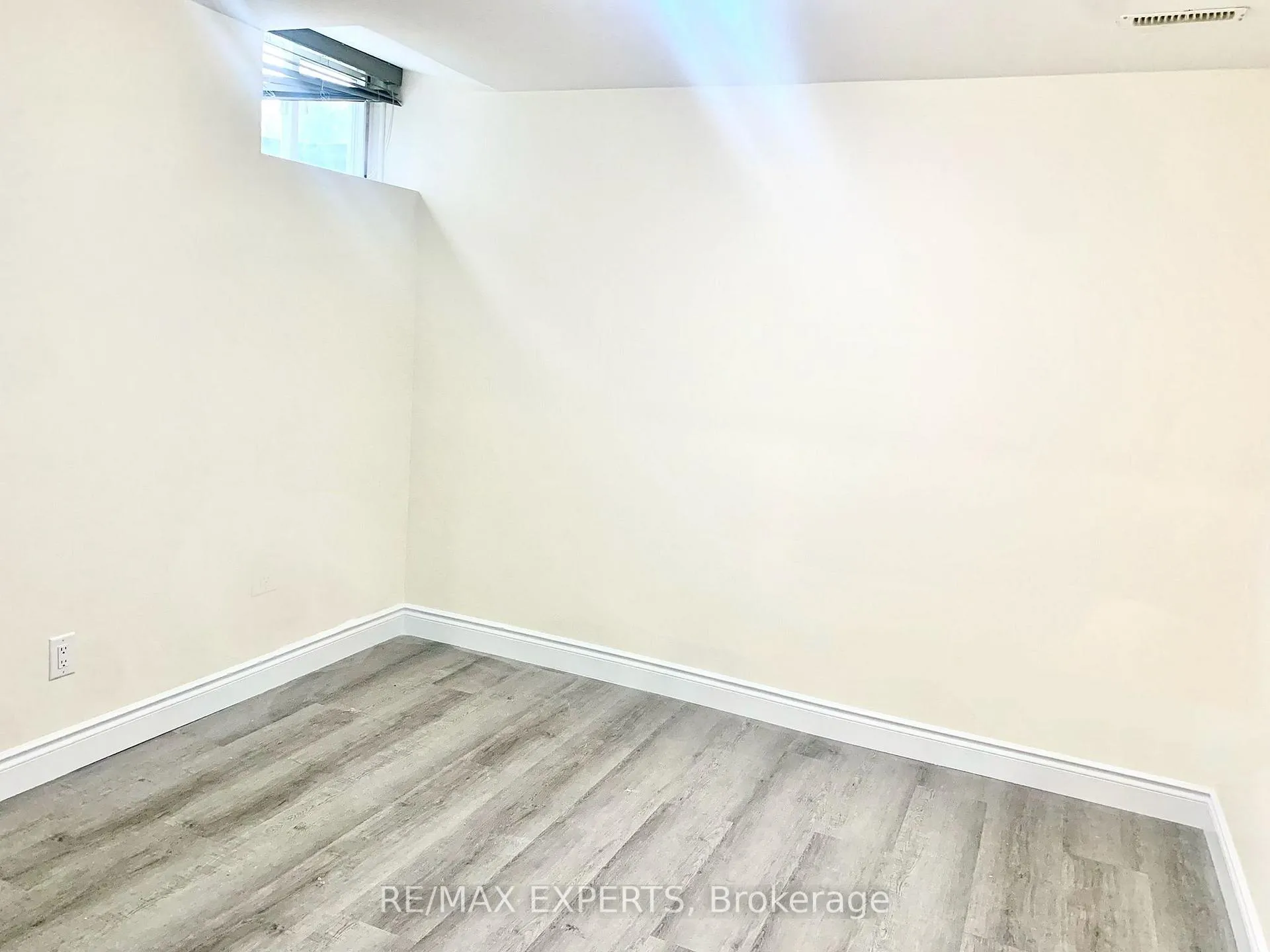 Photo 3 of 212 Velmar Drive, Vaughan, East Woodbridge — HOMEH