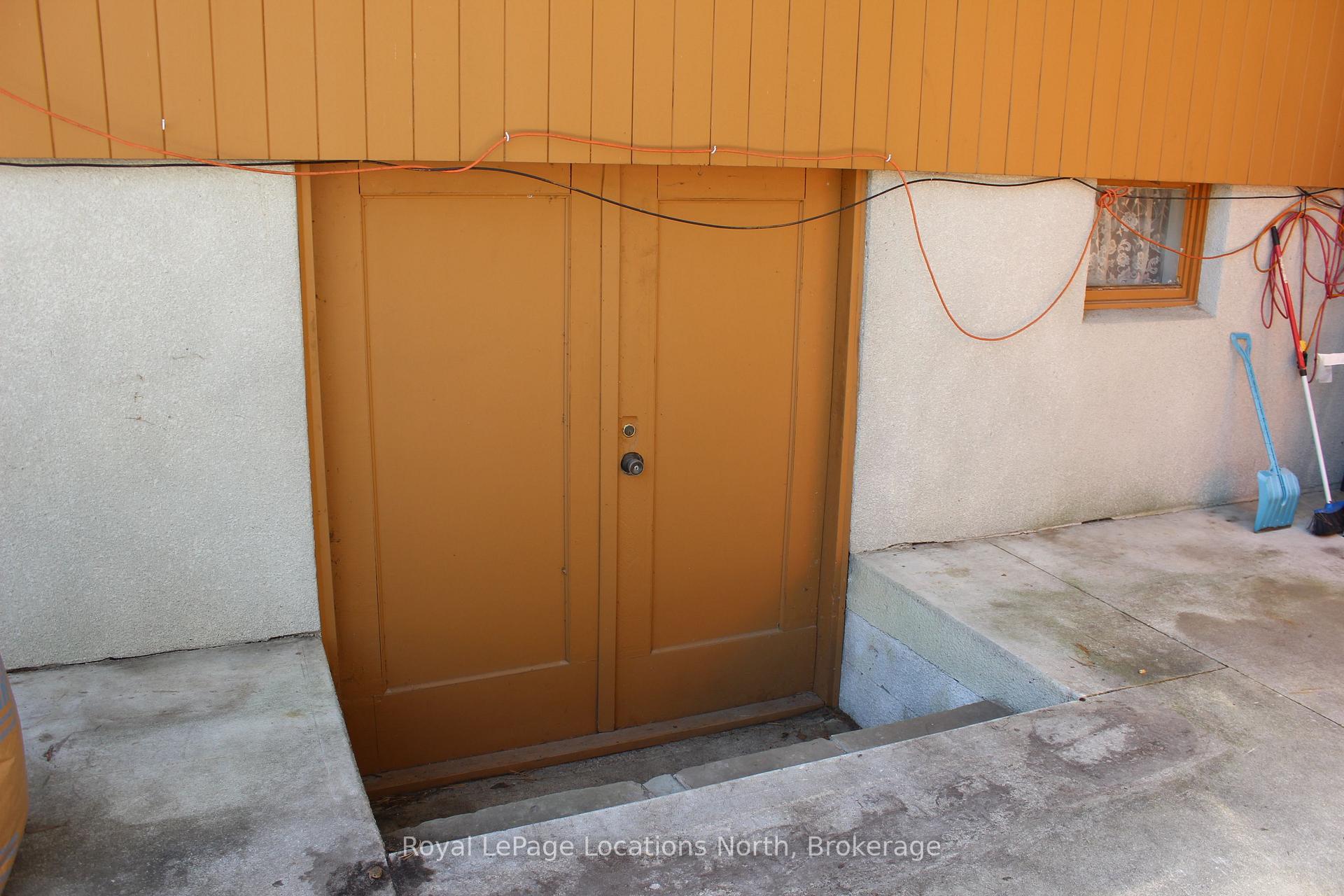 Photo 5 of 30 Earl Street, Wasaga Beach — HOMEH
