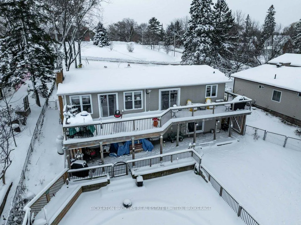 Front of 4 Lakeview Drive