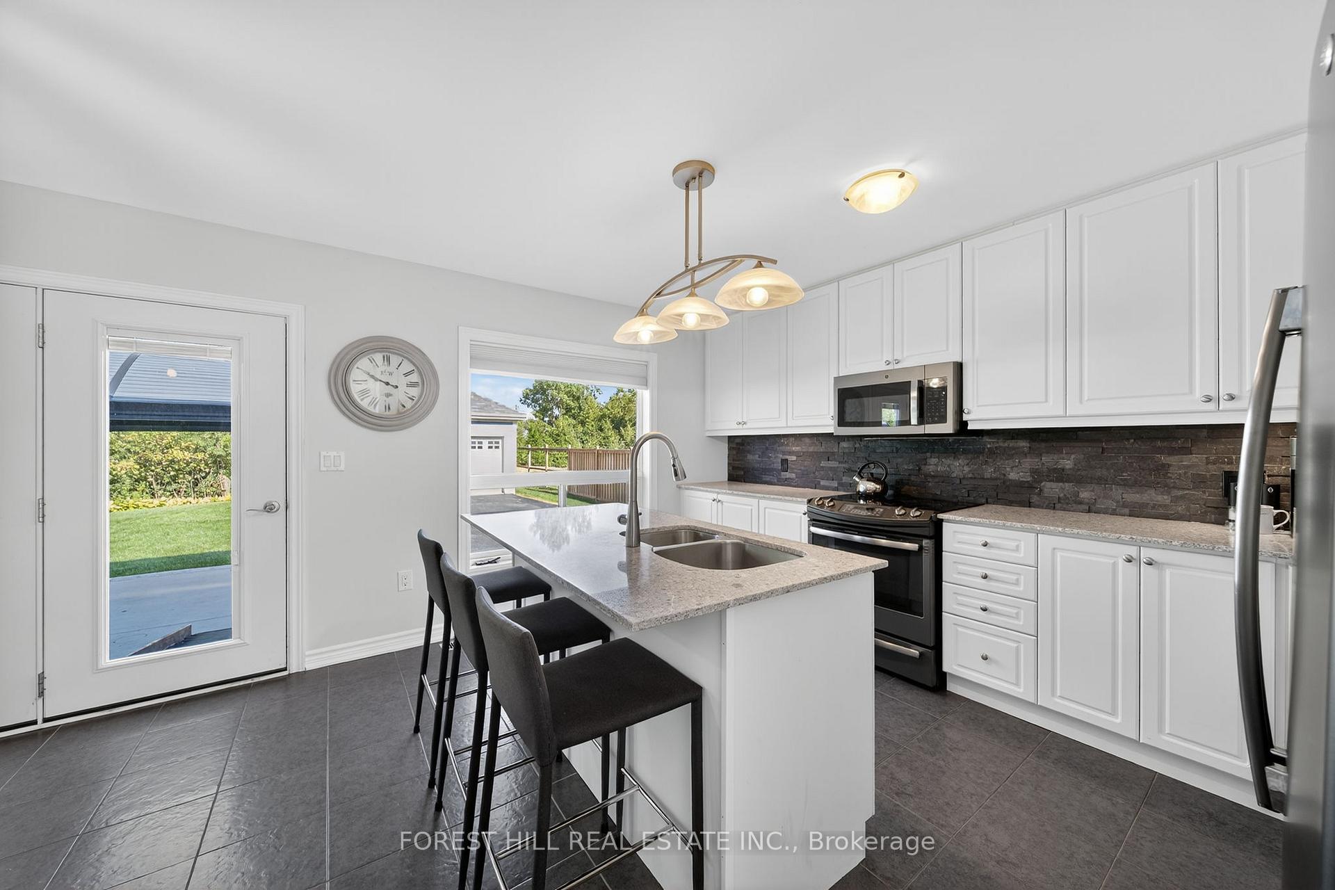 Photo 11 of 70 Robert Street S, Wasaga Beach — HOMEH