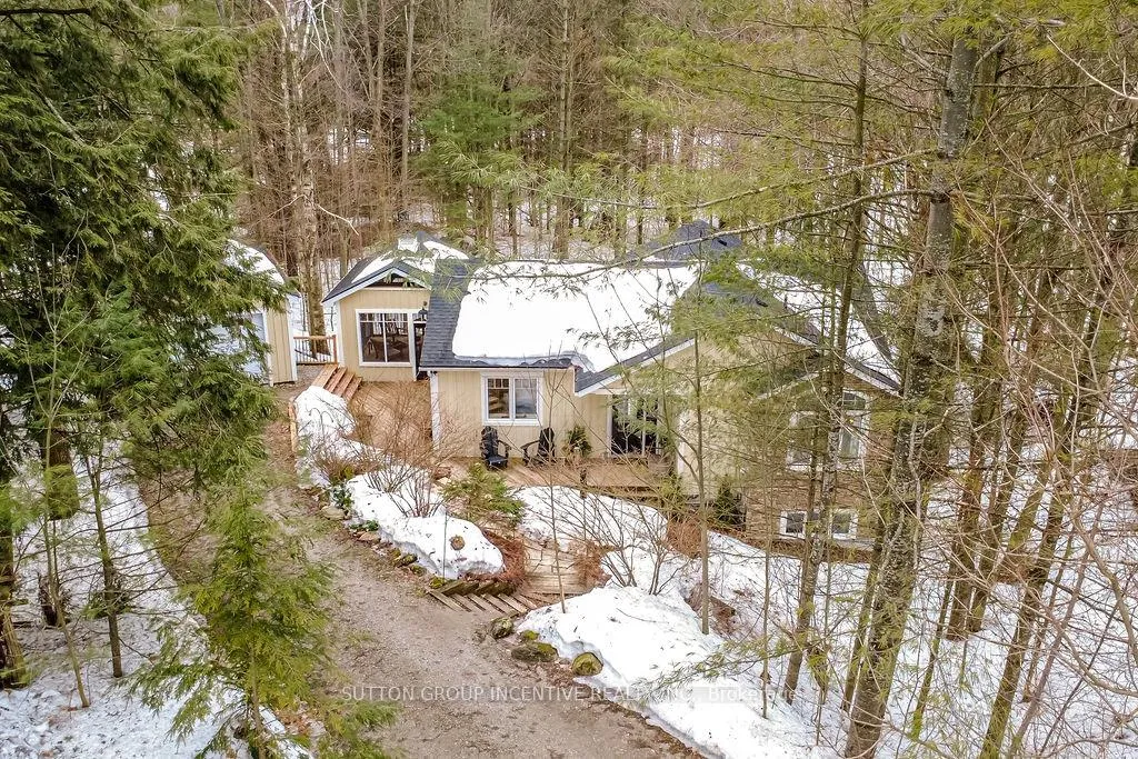 Photo 2 of 11 Beechwood Road, Oro-Medonte, Horseshoe Valley — HOMEH