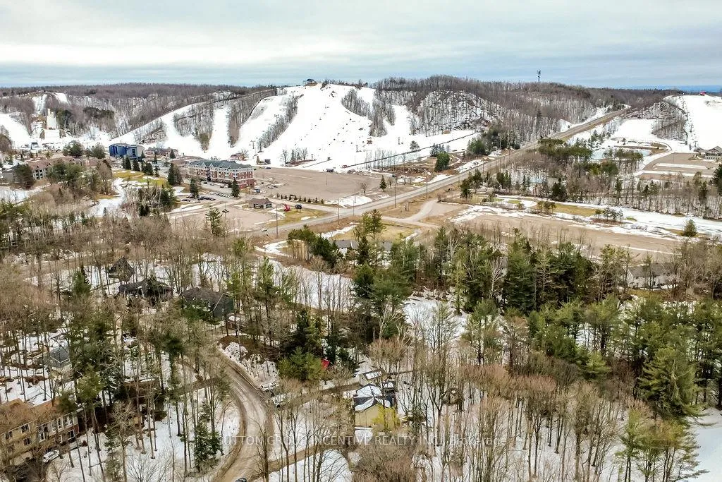 Photo 5 of 11 Beechwood Road, Oro-Medonte, Horseshoe Valley — HOMEH