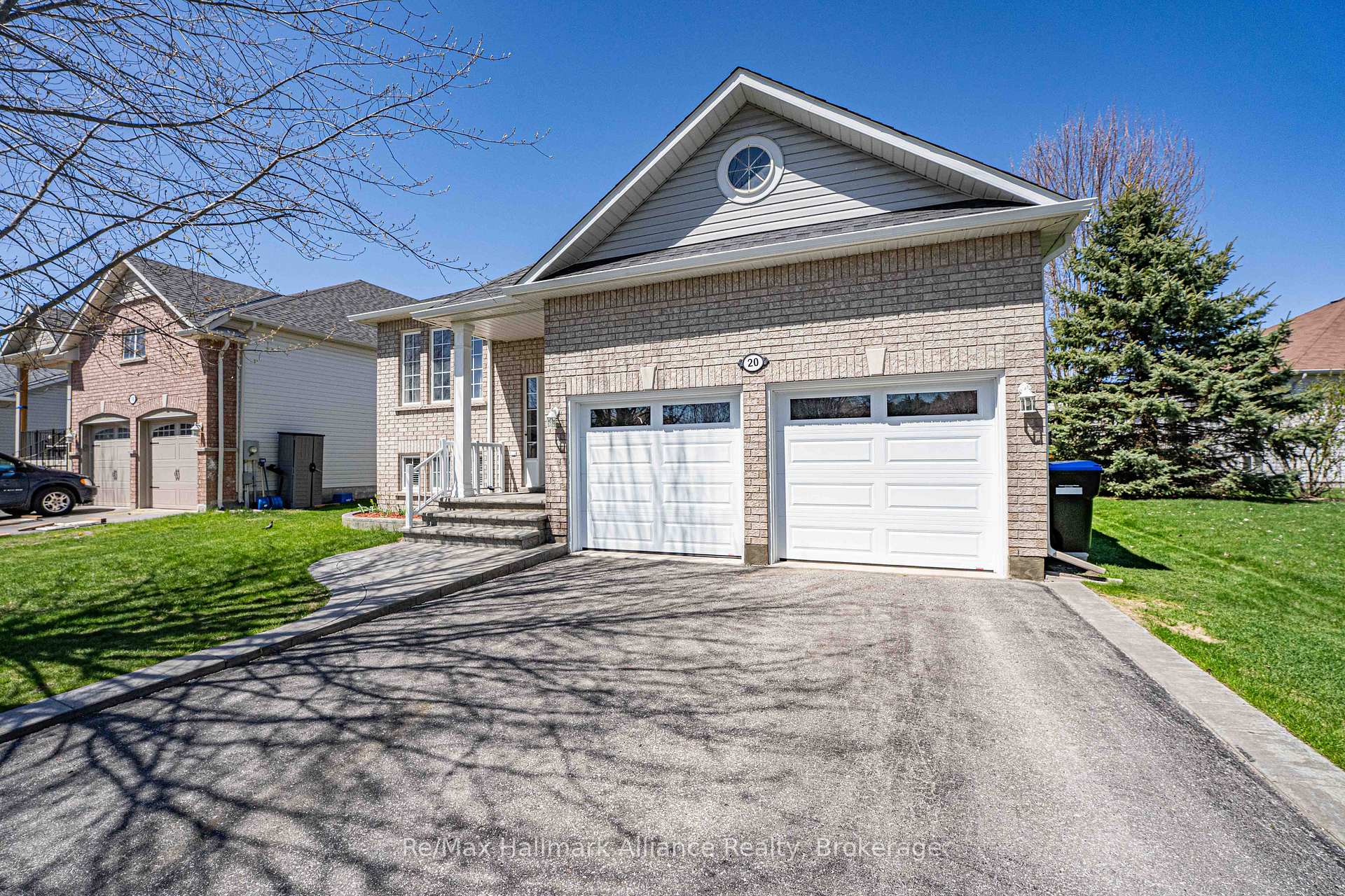 Photo 1 of 20 Meadowood Drive, Wasaga Beach — HOMEH