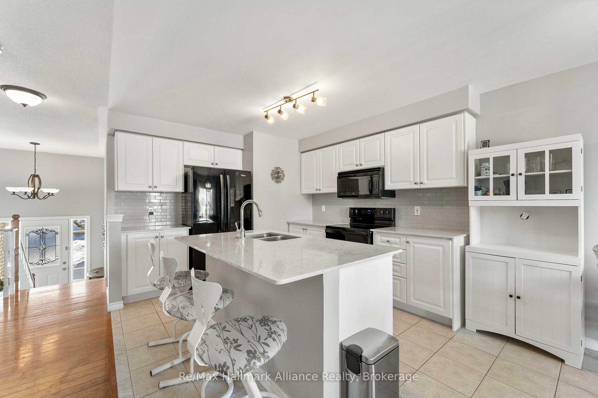 Photo 6 of 20 Meadowood Drive, Wasaga Beach — HOMEH