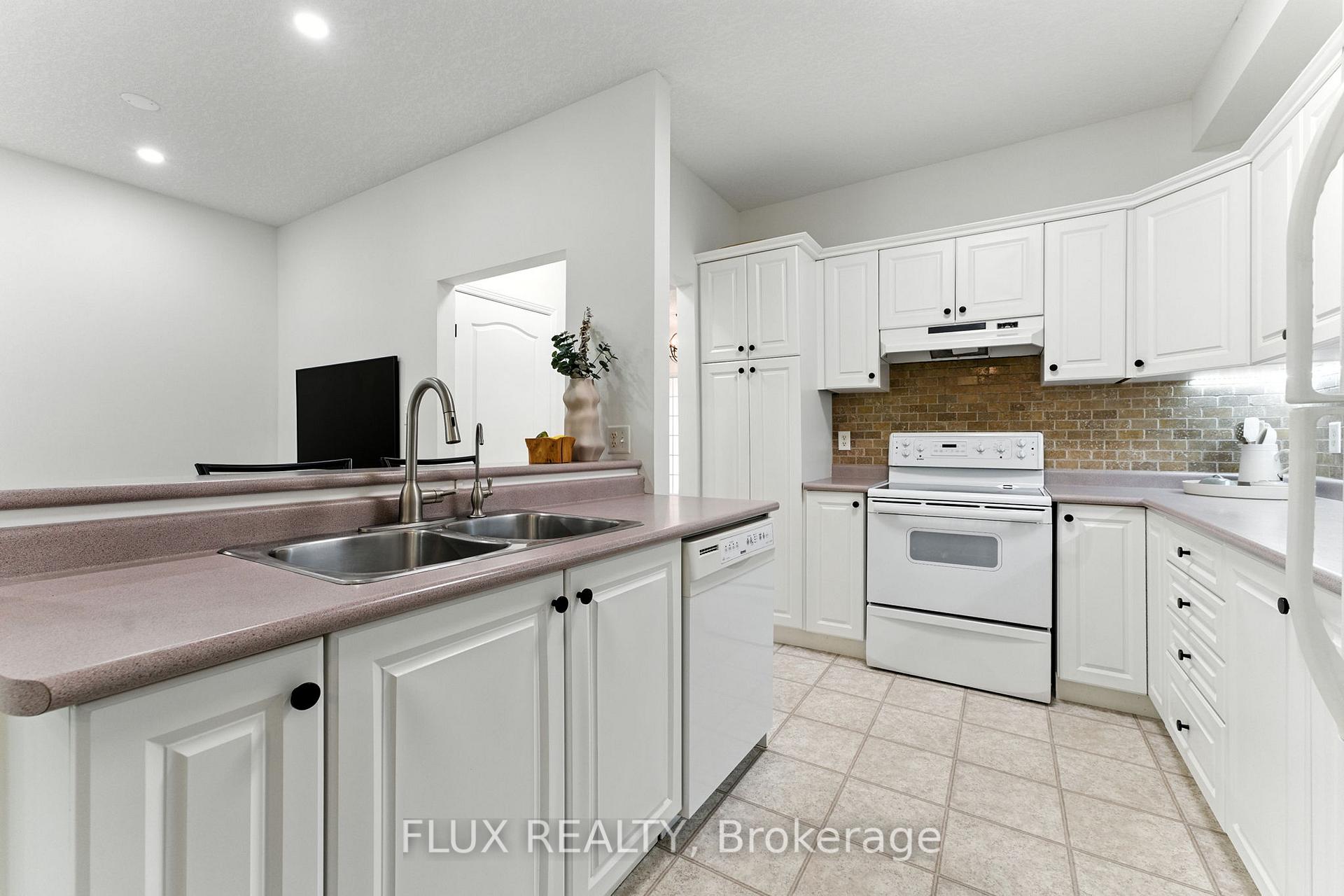 Photo 12 of 120 Reiber Court, Waterloo, Beechwood — HOMEH