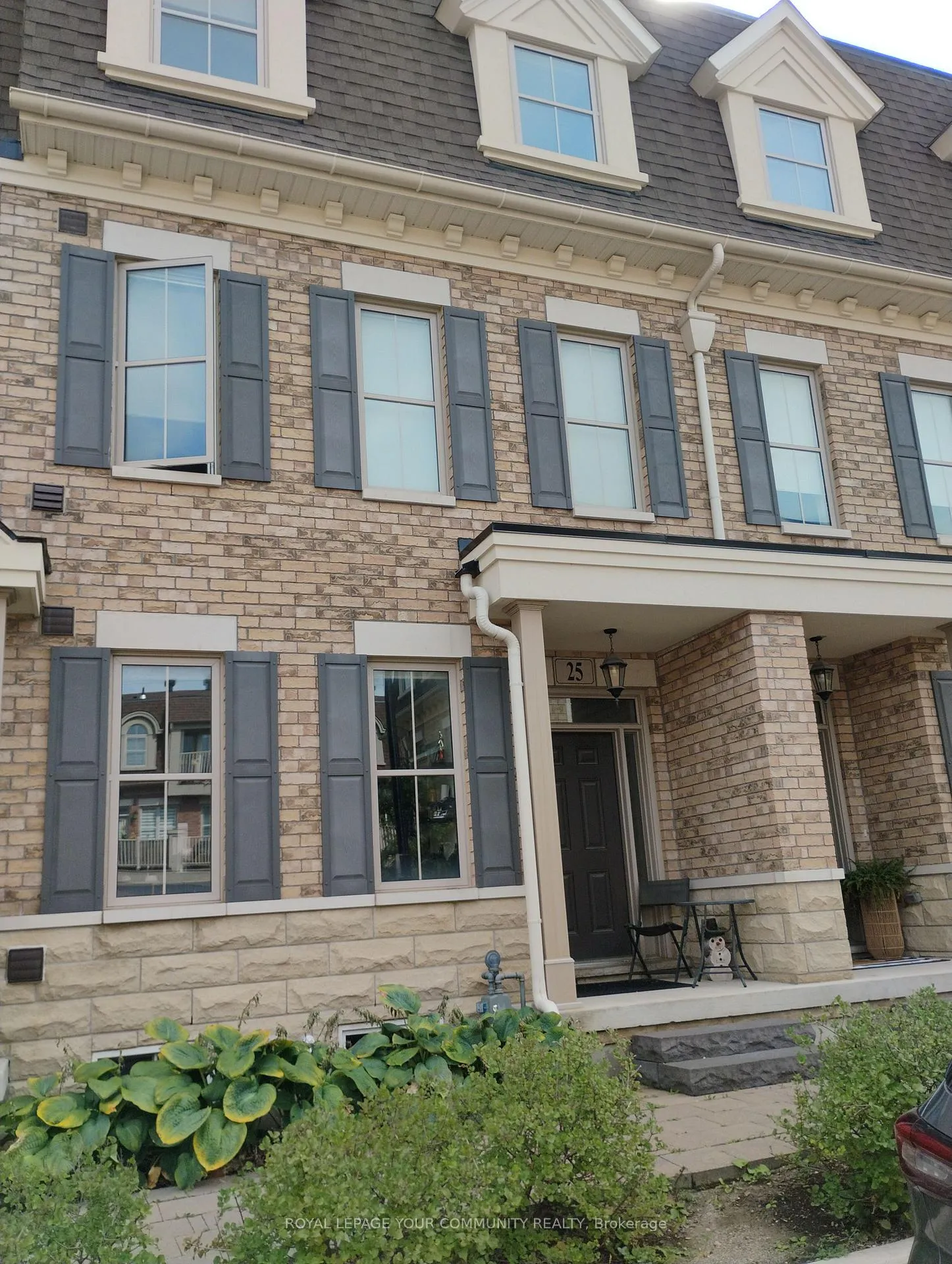 Photo 1 of 25 Amherst Circle, Vaughan, Maple — HOMEH