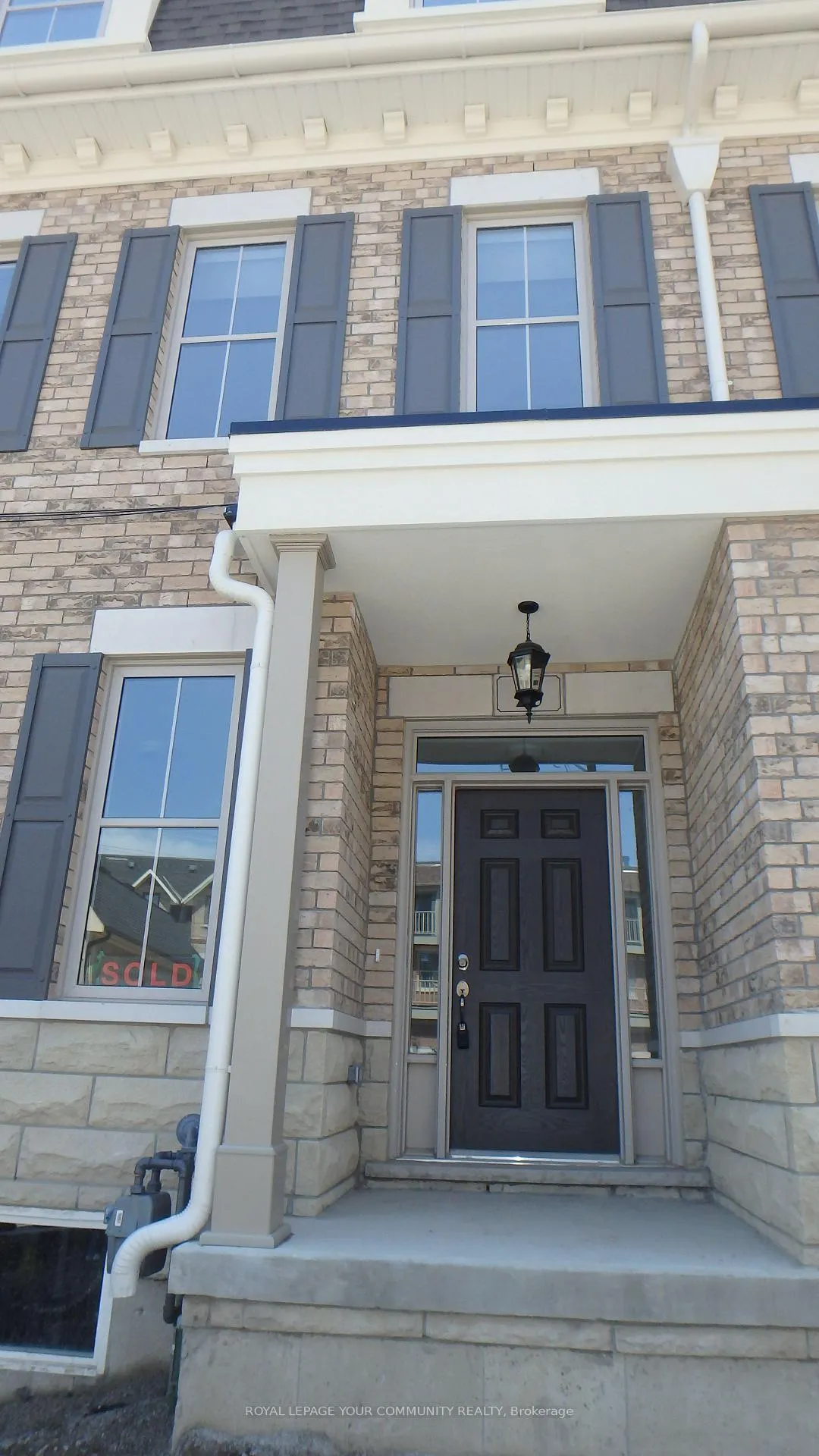Photo 3 of 25 Amherst Circle, Vaughan, Maple — HOMEH