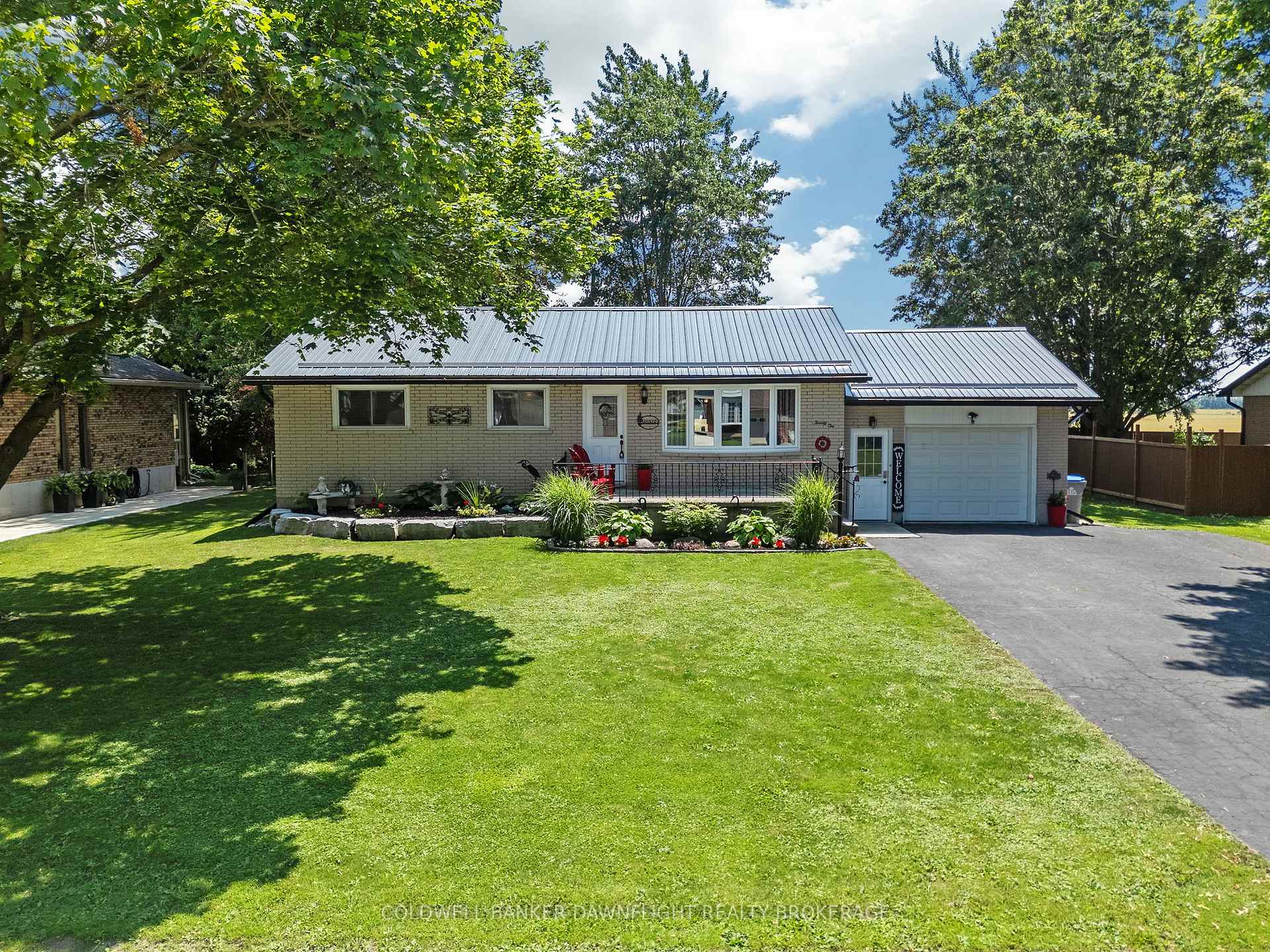 Photo 2 of 21 York Crescent, Bluewater, Hensall — HOMEH