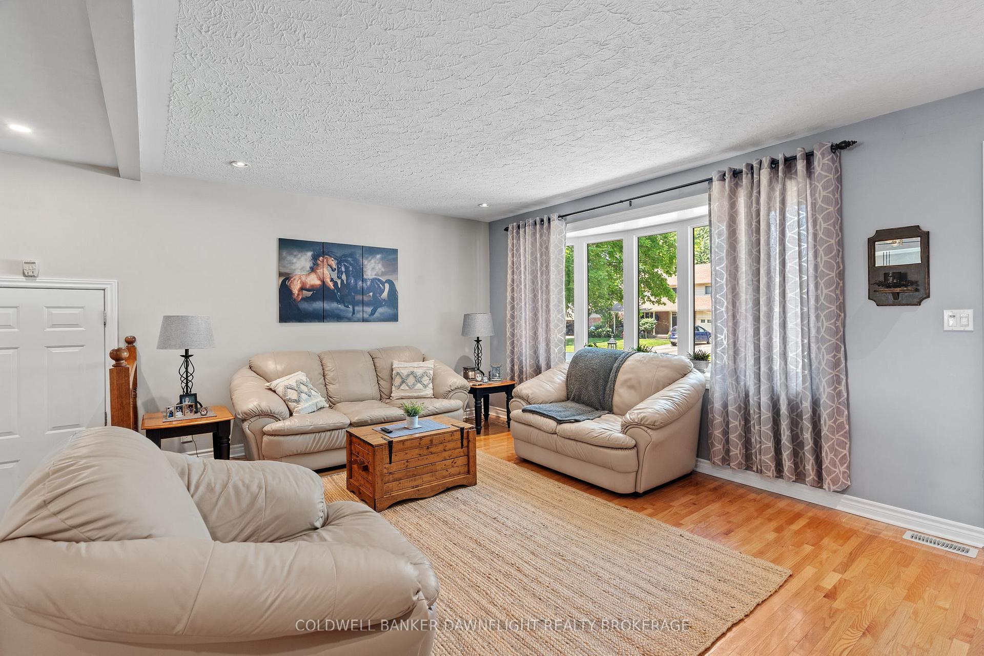 Photo 17 of 21 York Crescent, Bluewater, Hensall — HOMEH
