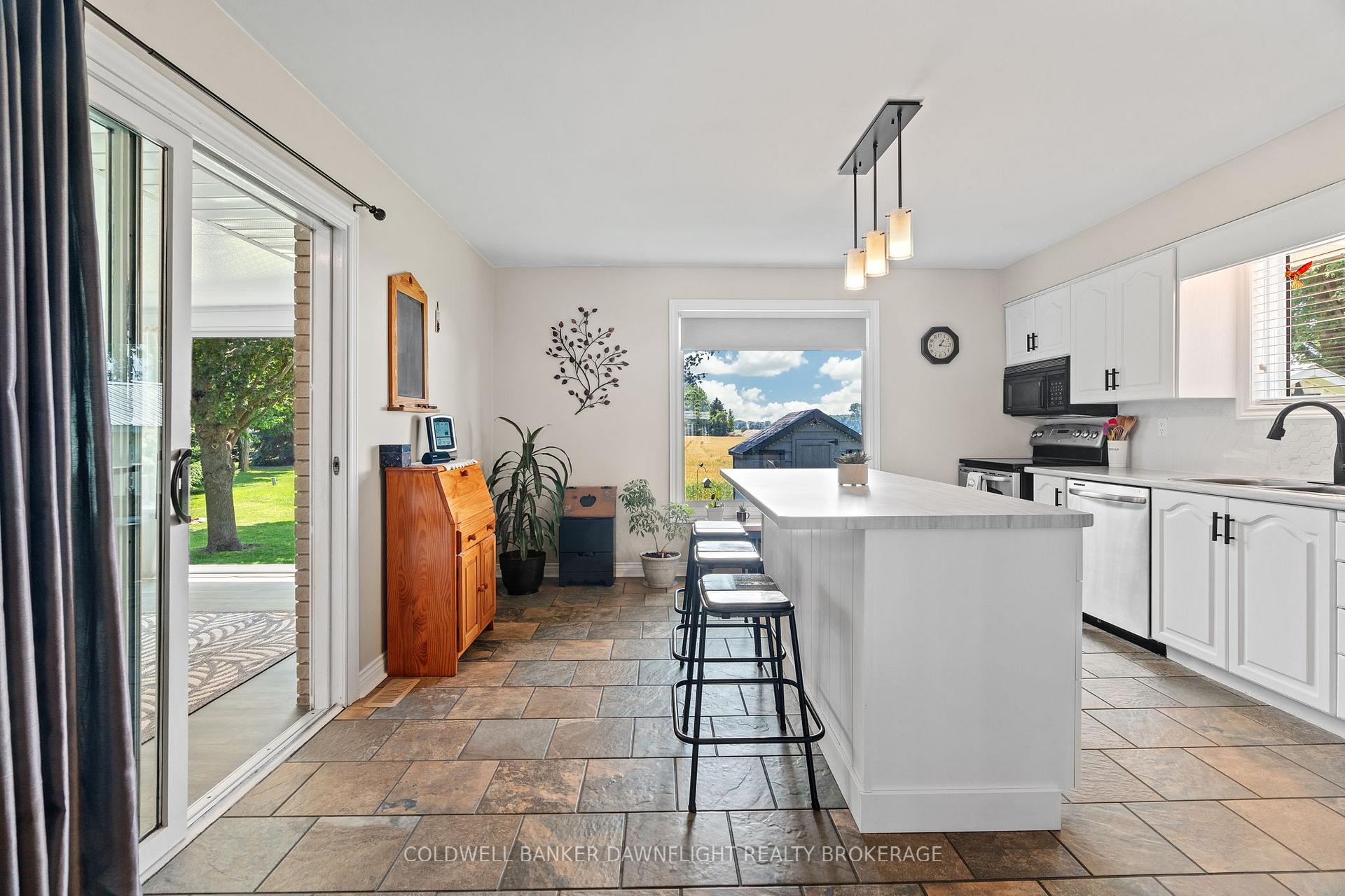Photo 8 of 21 York Crescent, Bluewater, Hensall — HOMEH