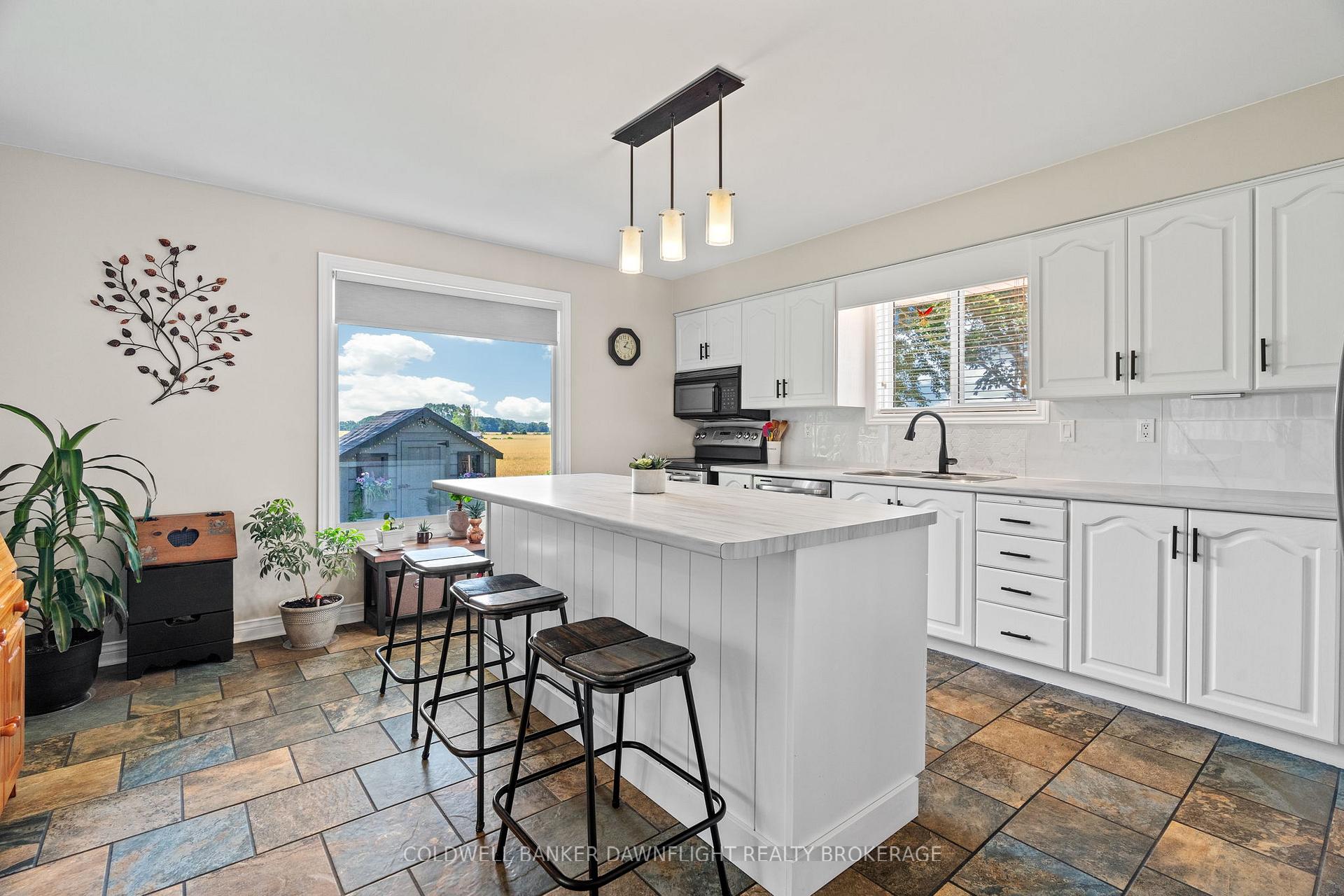 Photo 10 of 21 York Crescent, Bluewater, Hensall — HOMEH